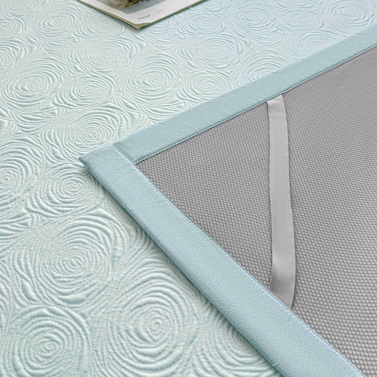 91家纺网 家纺一手货源 找家纺 席匠 2026新款云柔玫瑰系列平铺款床裙款凉席席子 湖水蓝-平铺款