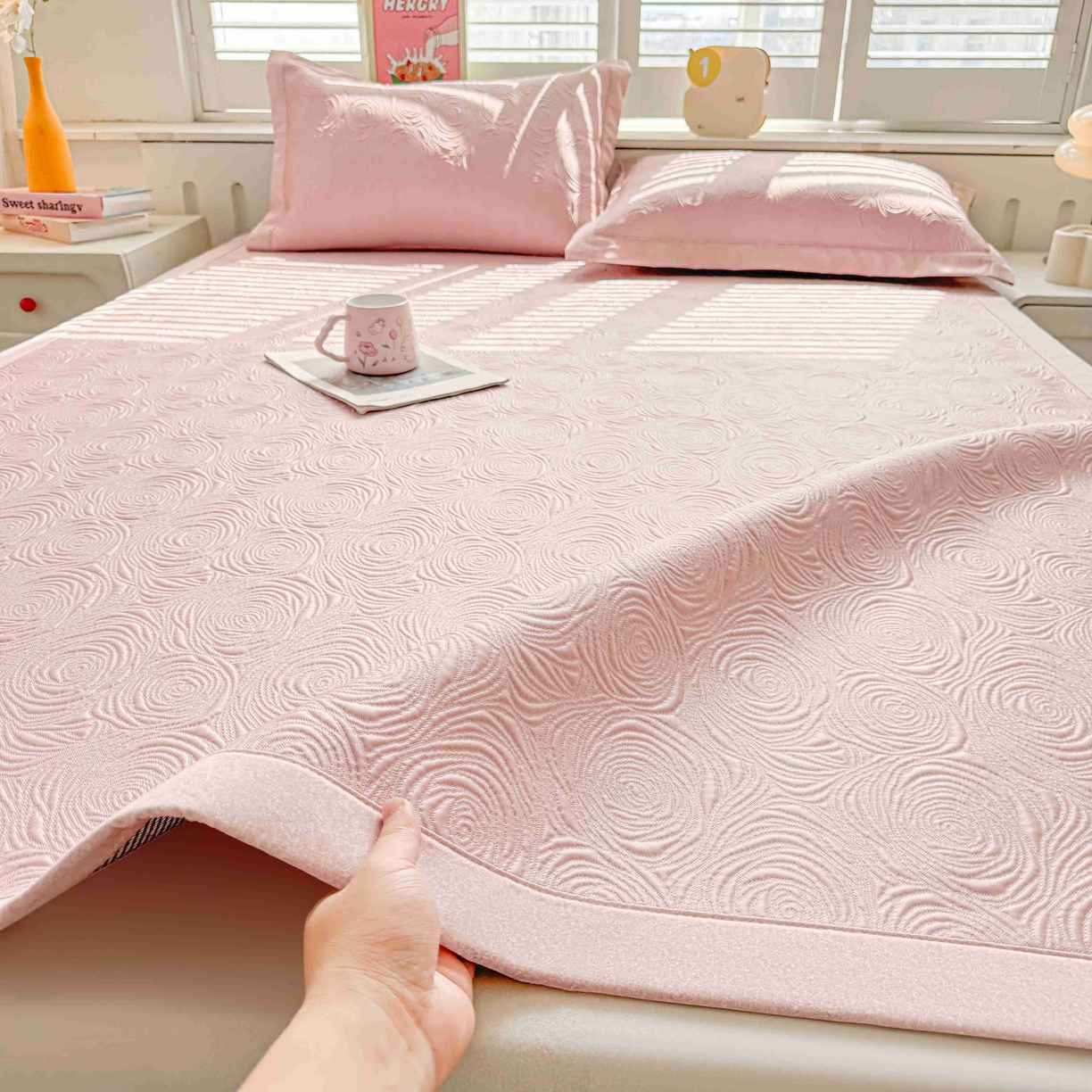 91家纺网 家纺一手货源 找家纺 席匠 2026新款云柔玫瑰系列平铺款床裙款凉席席子 樱花粉-平铺款