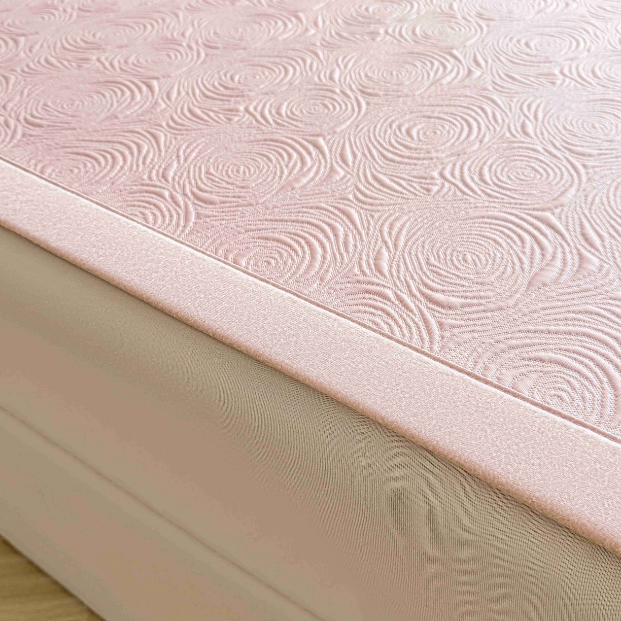 91家纺网 家纺一手货源 找家纺 席匠 2026新款云柔玫瑰系列平铺款床裙款凉席席子 樱花粉-平铺款