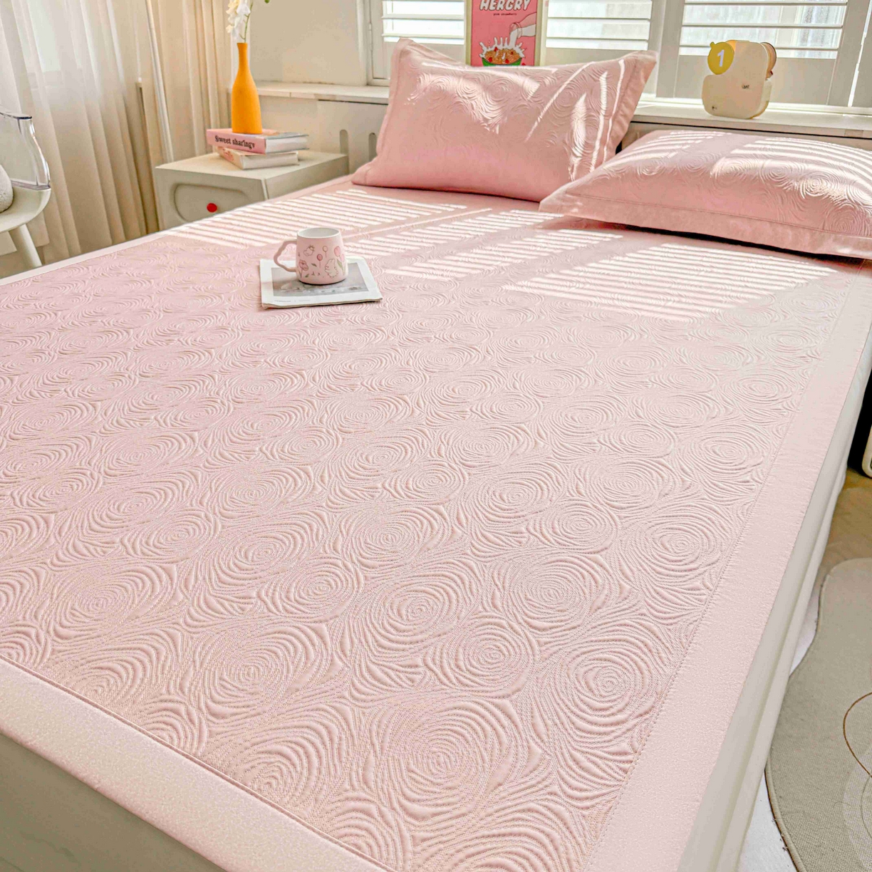 91家纺网 家纺一手货源 找家纺 席匠 2026新款云柔玫瑰系列平铺款床裙款凉席席子 樱花粉-平铺款