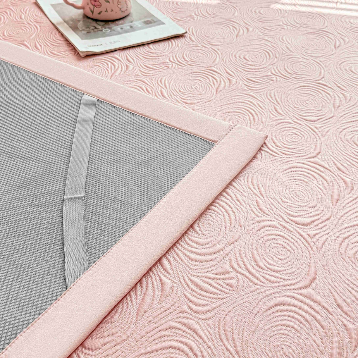 91家纺网 家纺一手货源 找家纺 席匠 2026新款云柔玫瑰系列平铺款床裙款凉席席子 樱花粉-平铺款