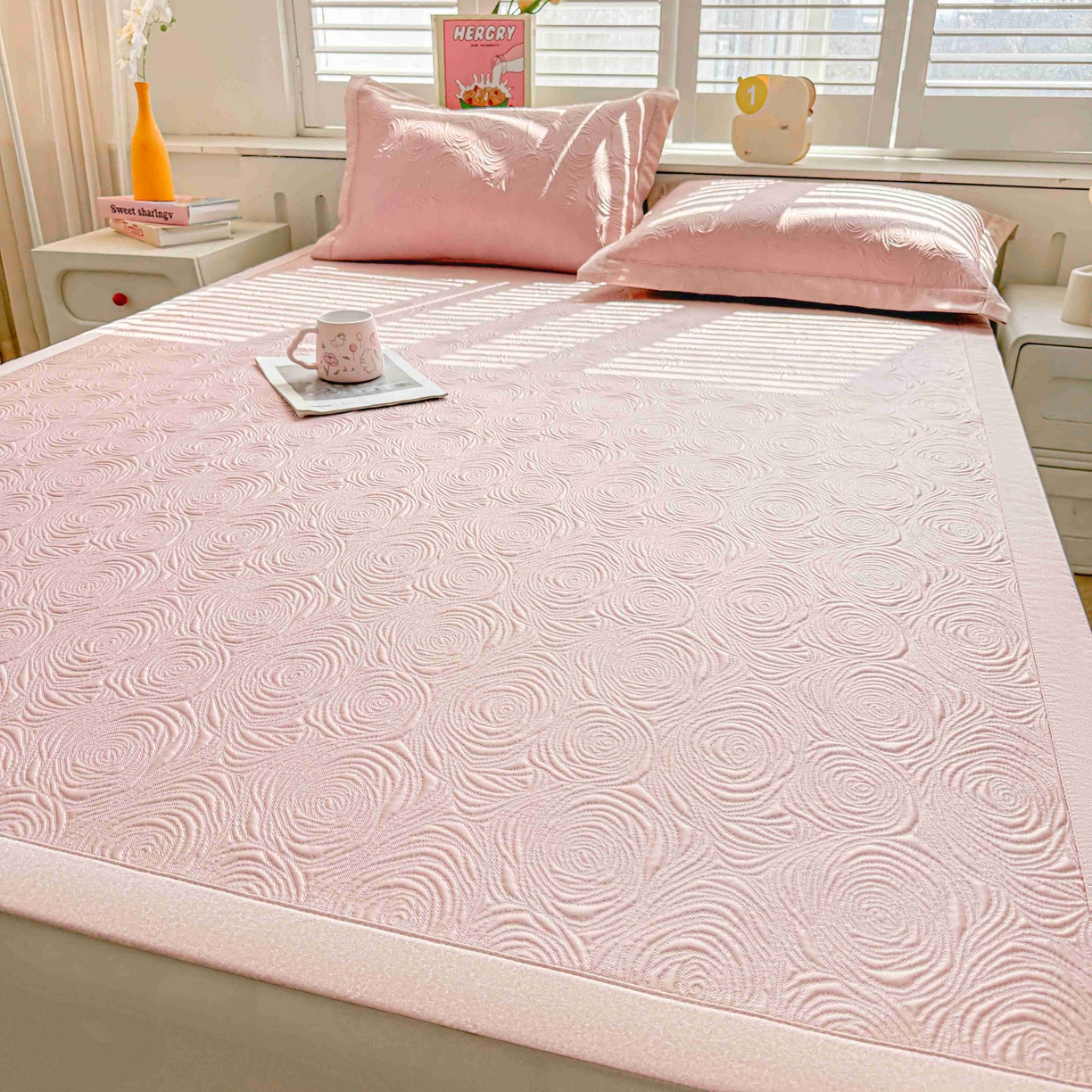 91家纺网 家纺一手货源 找家纺 席匠 2026新款云柔玫瑰系列平铺款床裙款凉席席子 樱花粉-平铺款