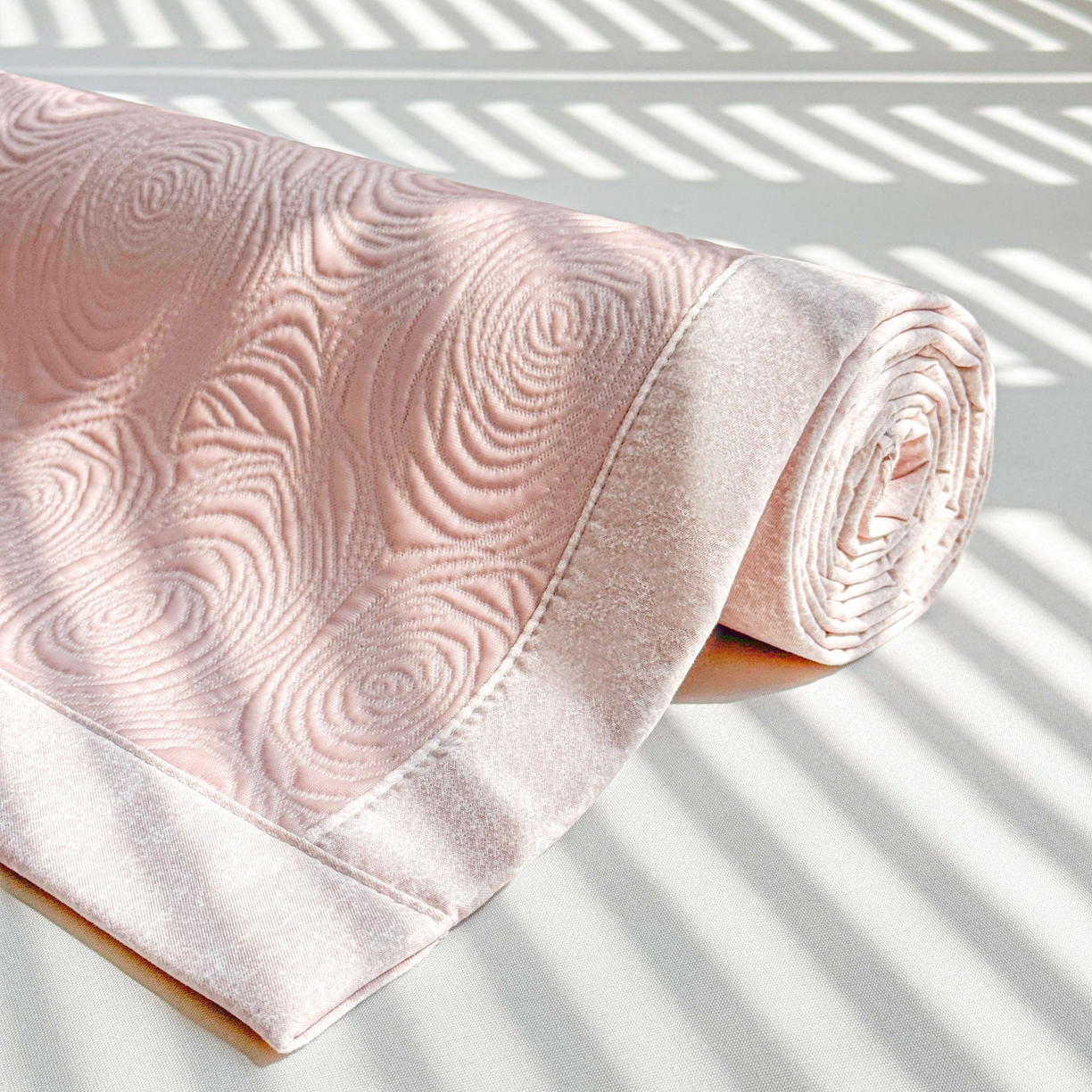 91家纺网 家纺一手货源 找家纺 席匠 2026新款云柔玫瑰系列平铺款床裙款凉席席子 樱花粉-平铺款