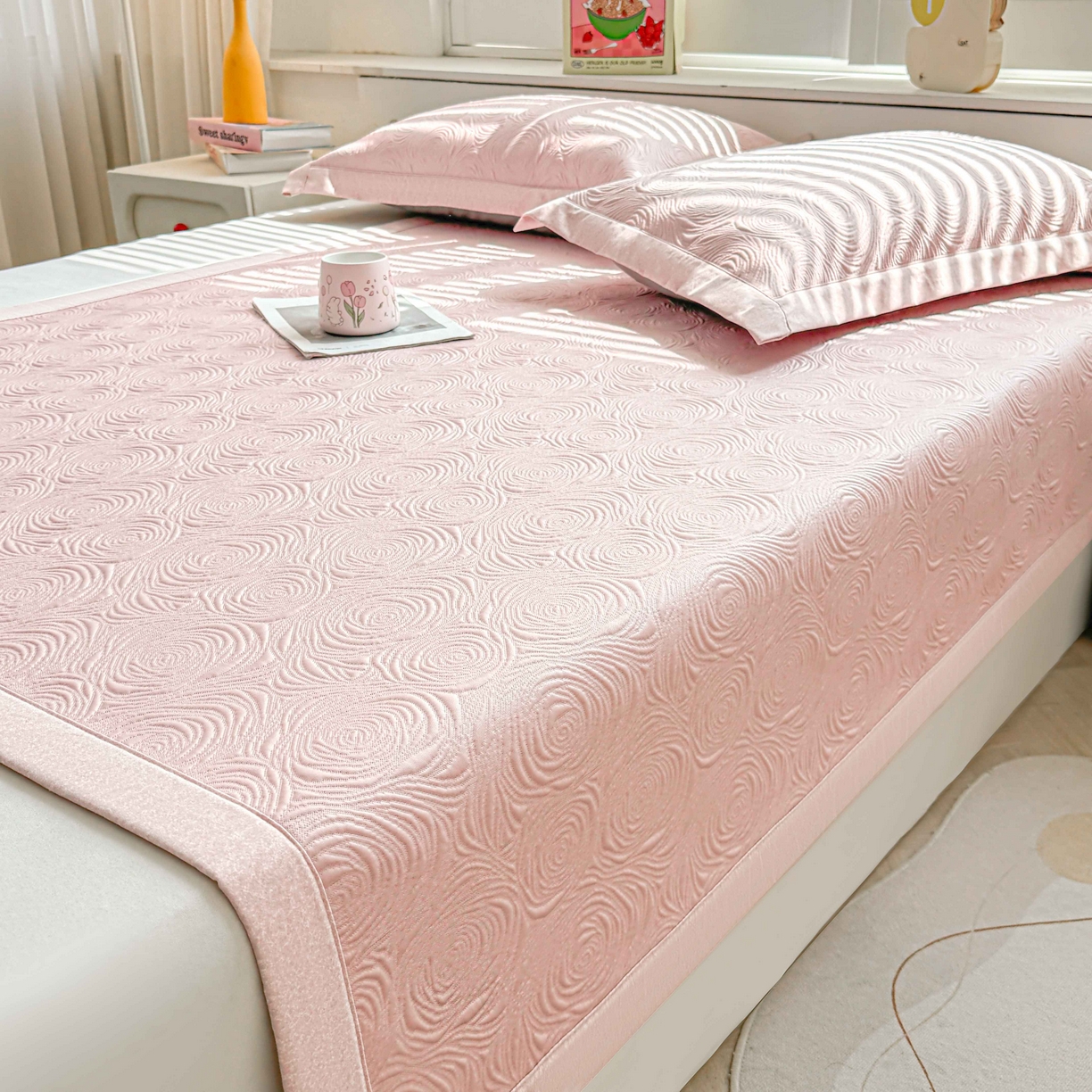 91家纺网 家纺一手货源 找家纺 席匠 2026新款云柔玫瑰系列平铺款床裙款凉席席子 樱花粉-平铺款