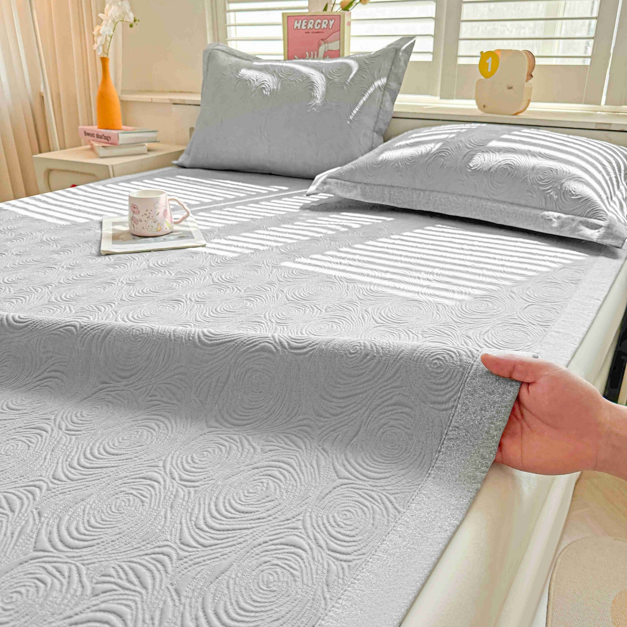 91家纺网 家纺一手货源 找家纺 席匠 2026新款云柔玫瑰系列平铺款床裙款凉席席子 云烟灰-平铺款