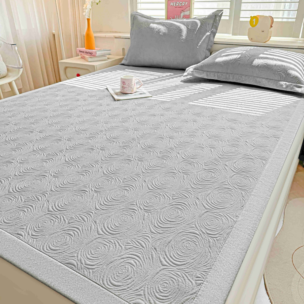 91家纺网 家纺一手货源 找家纺 席匠 2026新款云柔玫瑰系列平铺款床裙款凉席席子 云烟灰-平铺款