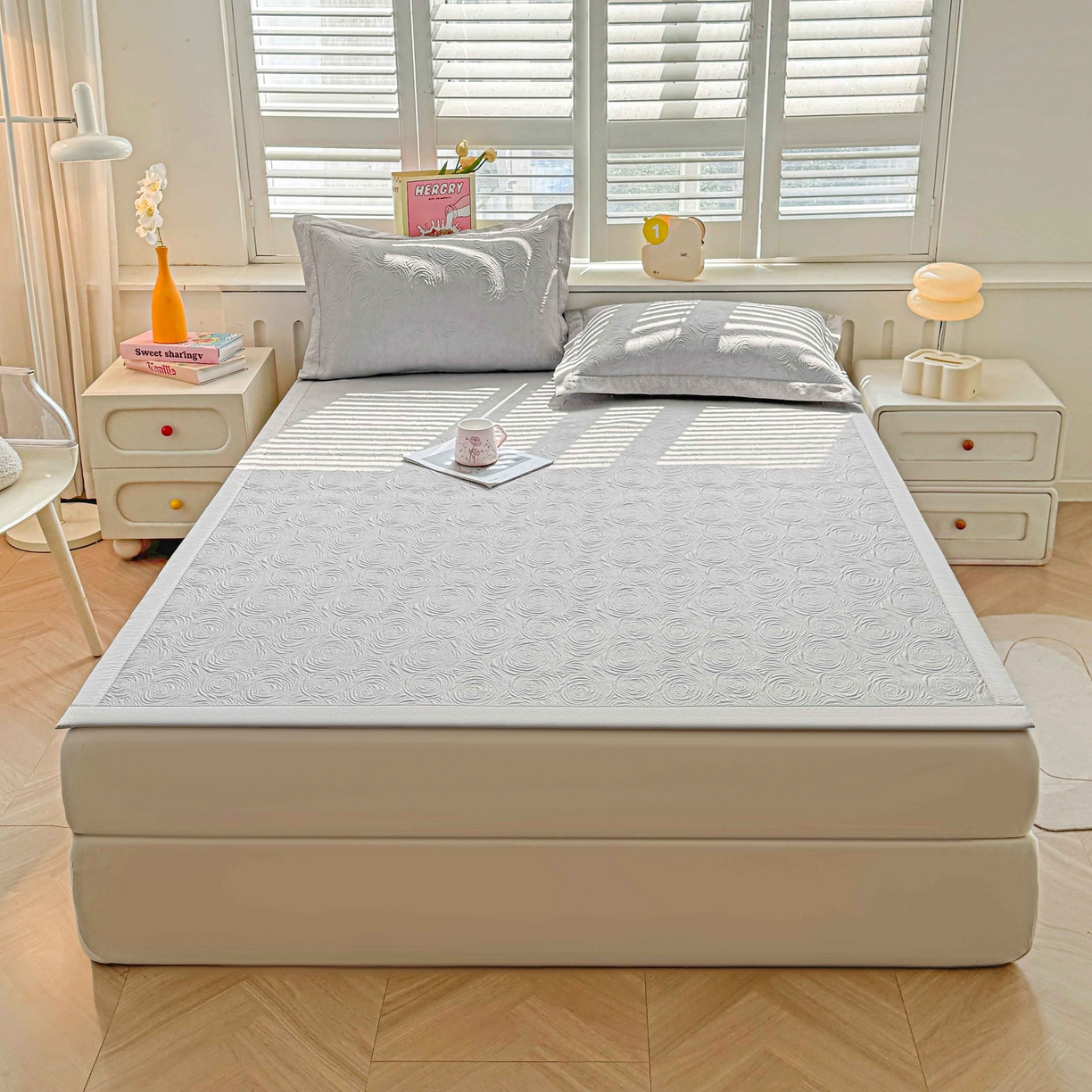 91家纺网 家纺一手货源 找家纺 席匠 2026新款云柔玫瑰系列平铺款床裙款凉席席子 云烟灰-平铺款