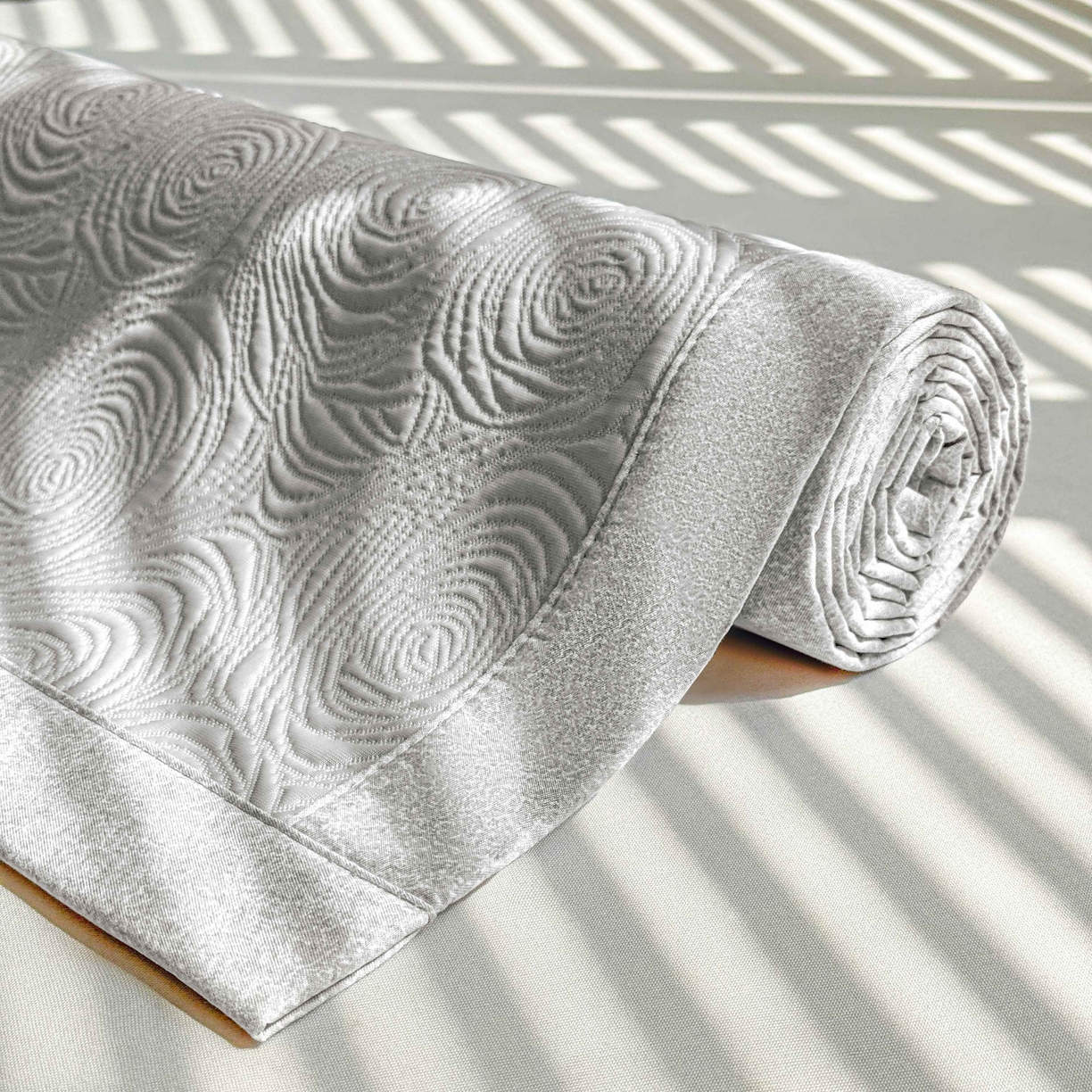 91家纺网 家纺一手货源 找家纺 席匠 2026新款云柔玫瑰系列平铺款床裙款凉席席子 云烟灰-平铺款