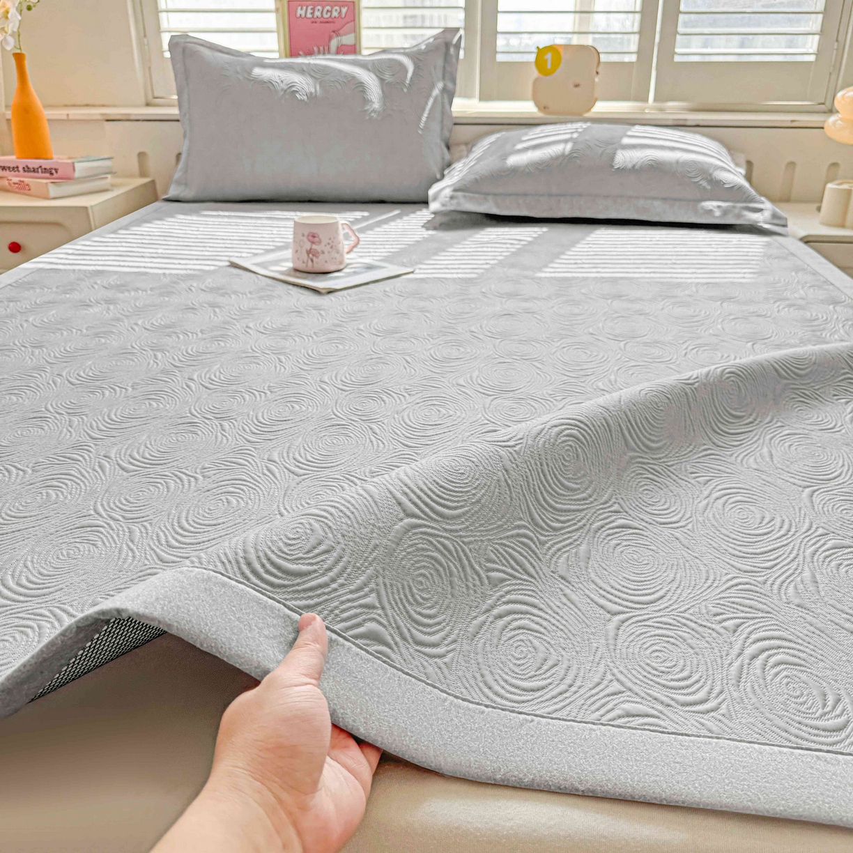 91家纺网 家纺一手货源 找家纺 席匠 2026新款云柔玫瑰系列平铺款床裙款凉席席子 云烟灰-平铺款