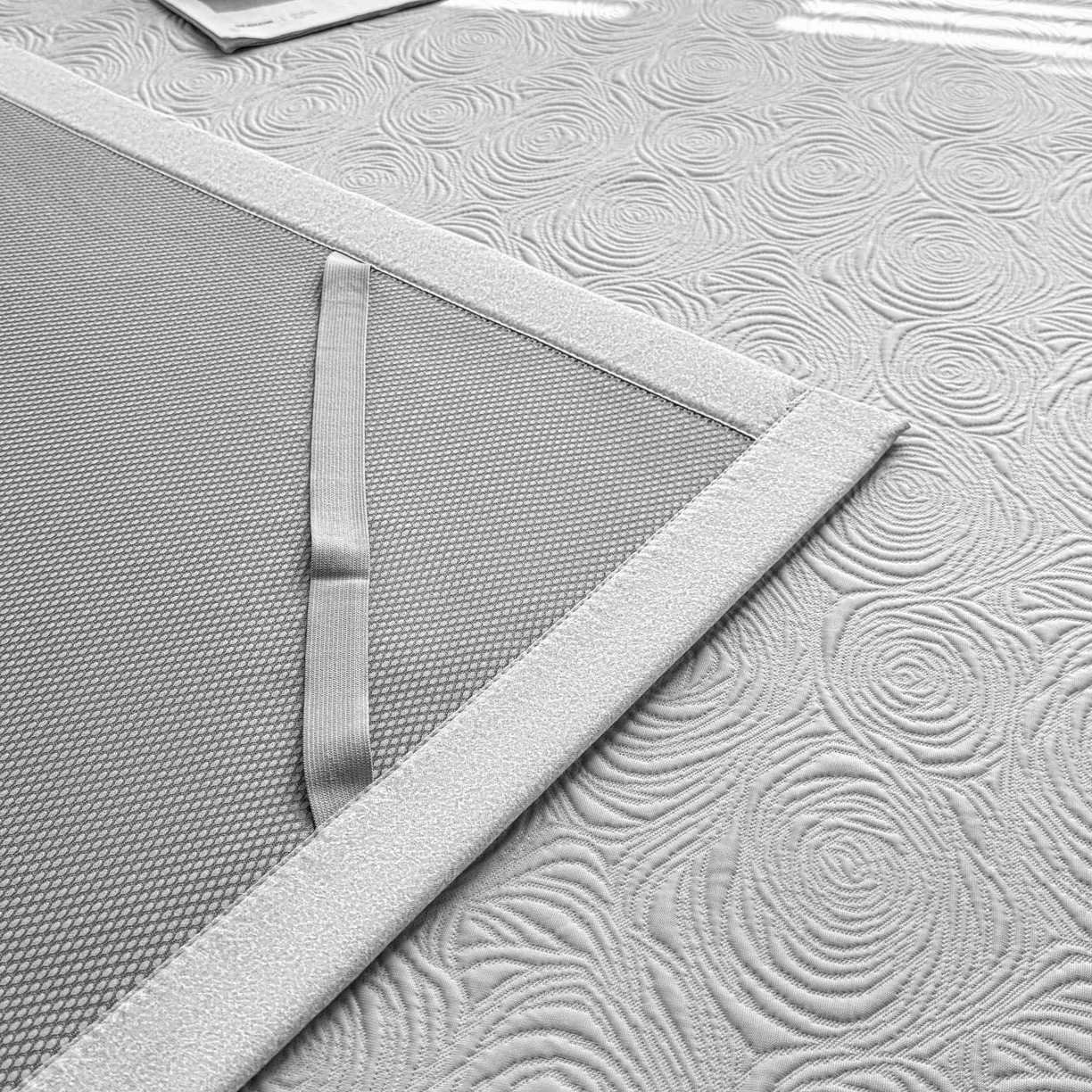 91家纺网 家纺一手货源 找家纺 席匠 2026新款云柔玫瑰系列平铺款床裙款凉席席子 云烟灰-平铺款