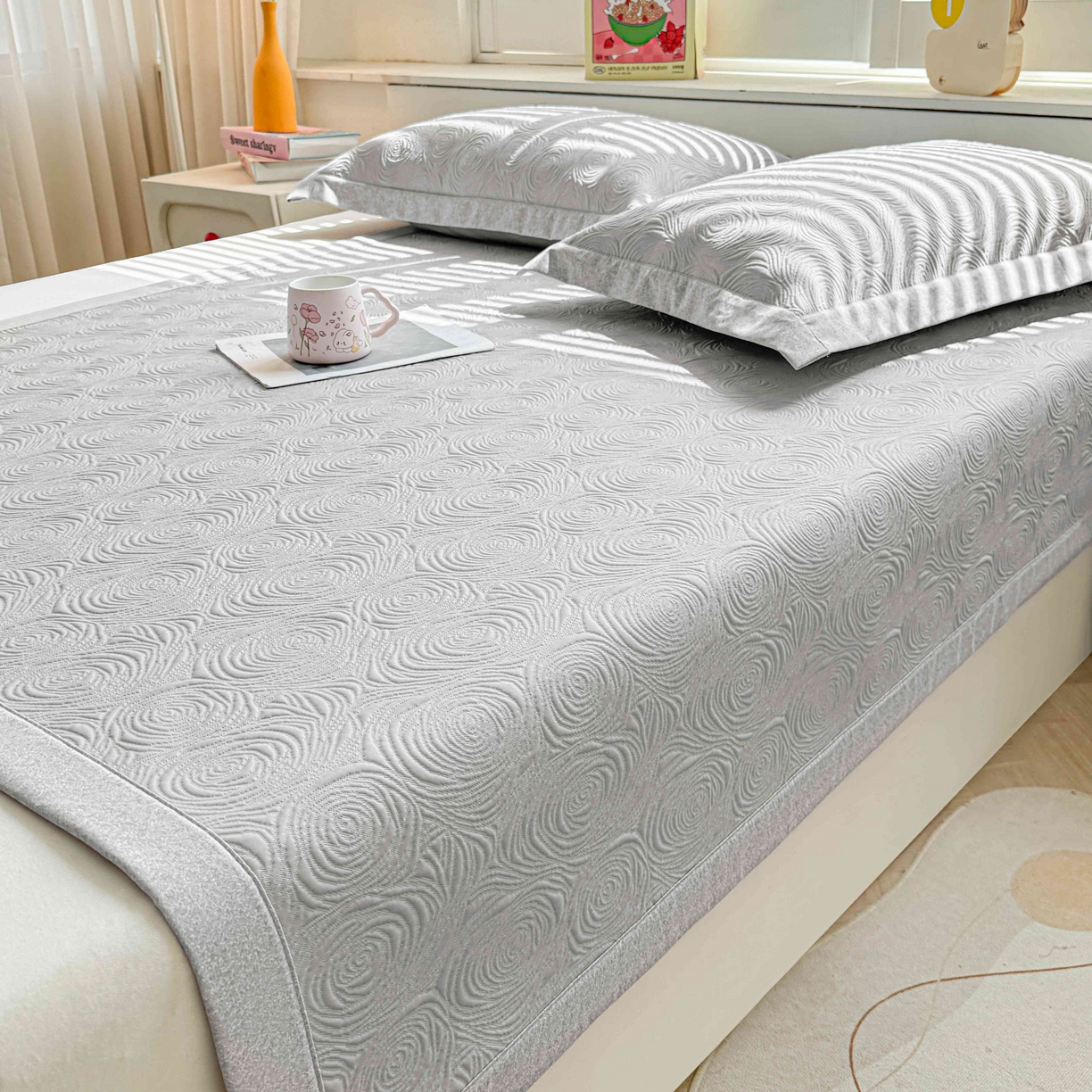 91家纺网 家纺一手货源 找家纺 席匠 2026新款云柔玫瑰系列平铺款床裙款凉席席子 云烟灰-平铺款