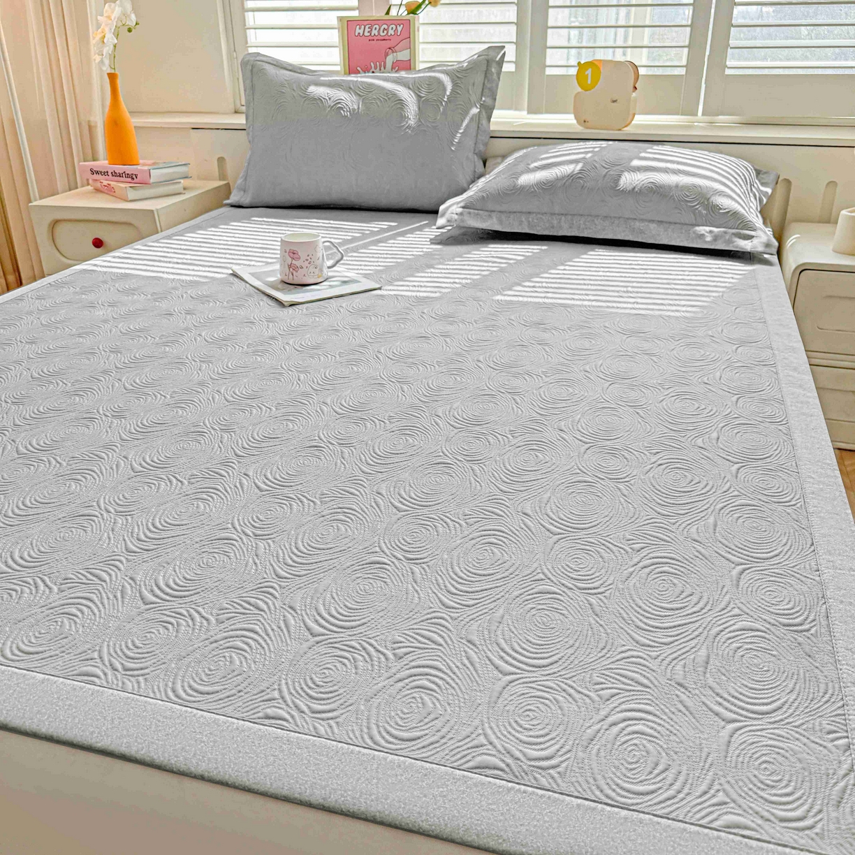 91家纺网 家纺一手货源 找家纺 席匠 2026新款云柔玫瑰系列平铺款床裙款凉席席子 云烟灰-平铺款