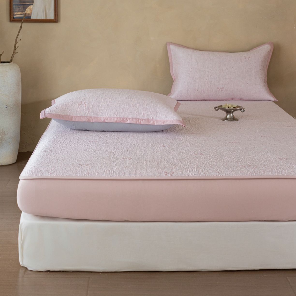 91家纺网 家纺一手货源 找家纺 云上 2026新款冷萃丝三明治凉感席凉席席子-蝴蝶结系列 蝴蝶结床笠款-粉色