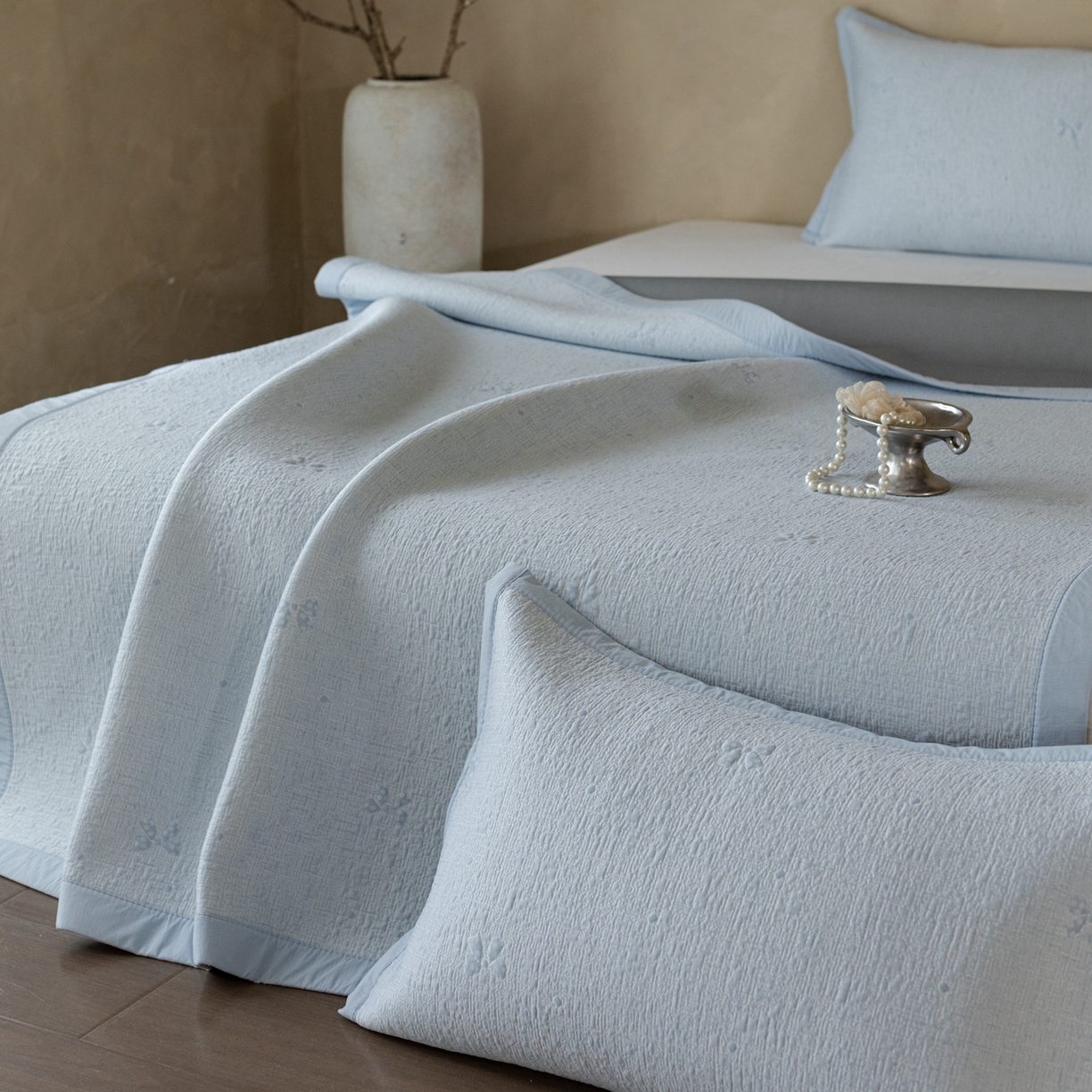 91家纺网 家纺一手货源 找家纺 云上 2026新款冷萃丝三明治凉感席凉席席子-蝴蝶结系列 蝴蝶结床席款-蓝色