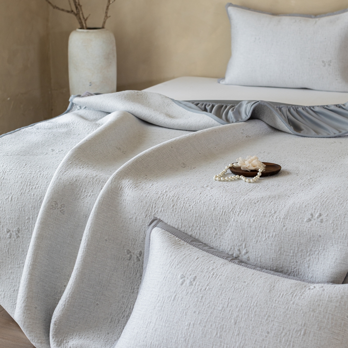 91家纺网 家纺一手货源 找家纺 云上 2026新款冷萃丝三明治凉感席凉席席子-蝴蝶结系列 蝴蝶结床笠款-灰色