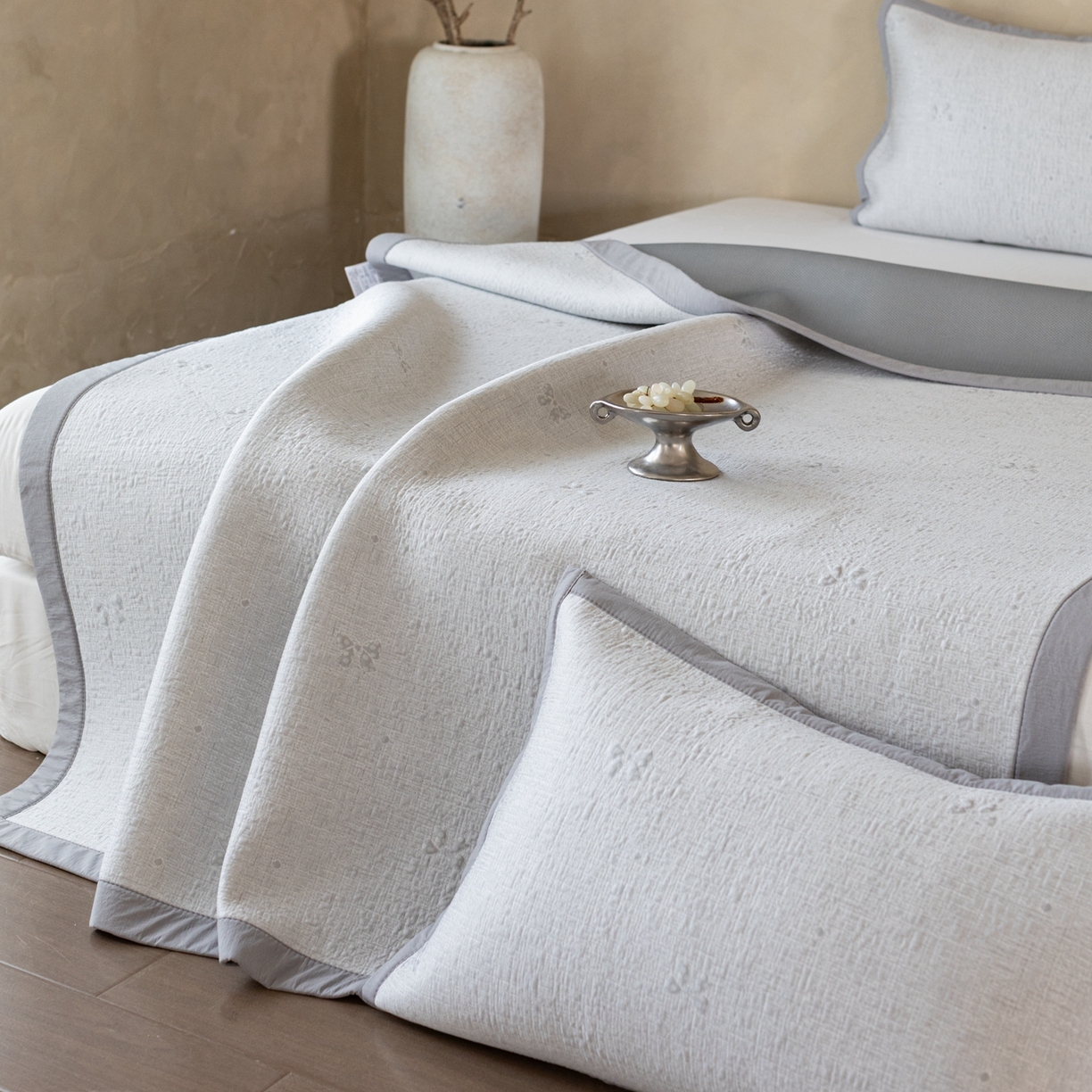 91家纺网 家纺一手货源 找家纺 云上 2026新款冷萃丝三明治凉感席凉席席子-蝴蝶结系列 蝴蝶结床席款-灰色