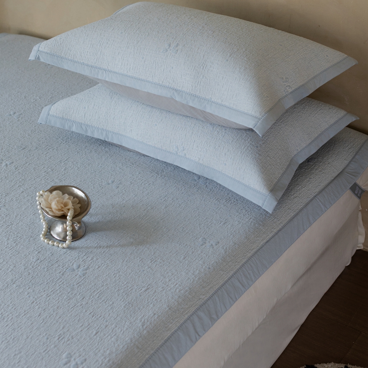 91家纺网 家纺一手货源 找家纺 云上 2026新款冷萃丝三明治凉感席凉席席子-蝴蝶结系列 蝴蝶结床席款-蓝色