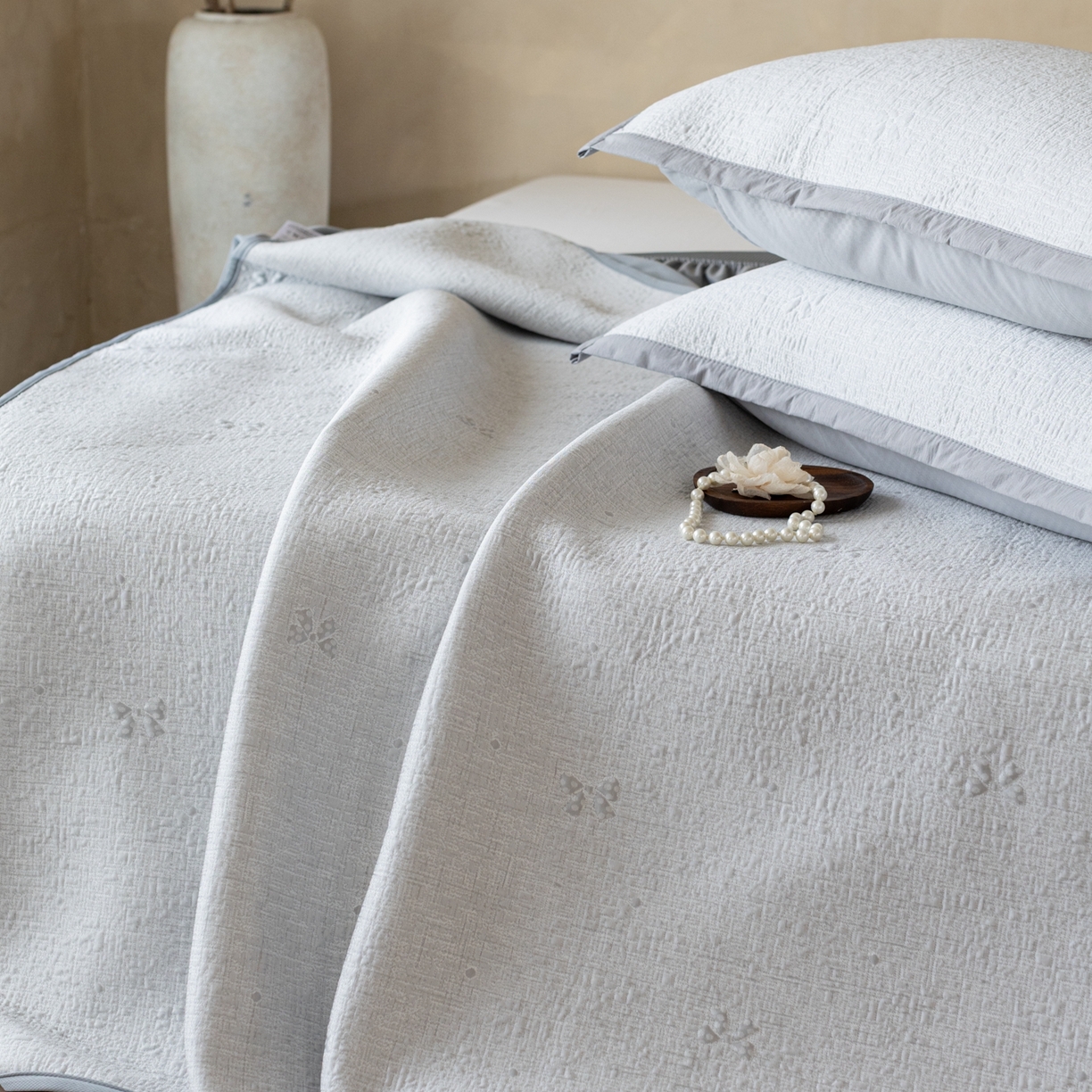 91家纺网 家纺一手货源 找家纺 云上 2026新款冷萃丝三明治凉感席凉席席子-蝴蝶结系列 蝴蝶结床笠款-灰色