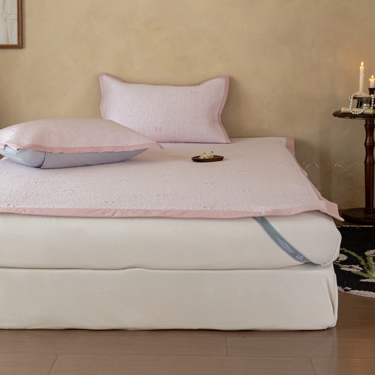 91家纺网 家纺一手货源 找家纺 云上 2026新款冷萃丝三明治凉感席凉席席子-蝴蝶结系列 蝴蝶结床席款-粉色