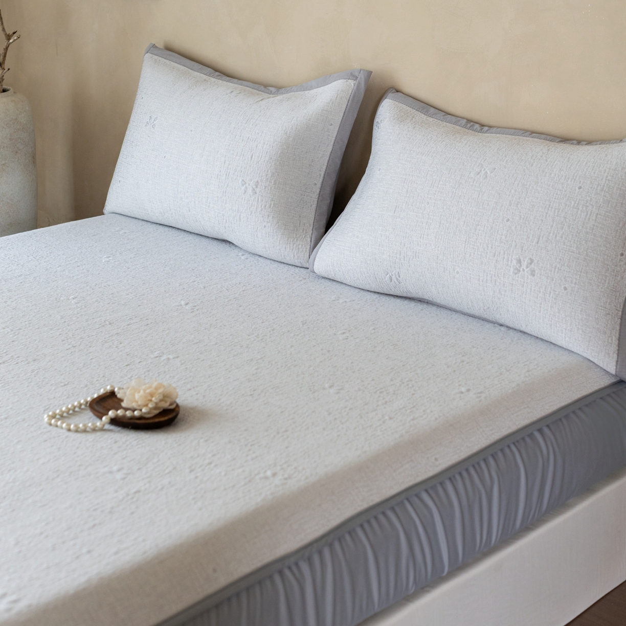 91家纺网 家纺一手货源 找家纺 云上 2026新款冷萃丝三明治凉感席凉席席子-蝴蝶结系列 蝴蝶结床笠款-灰色