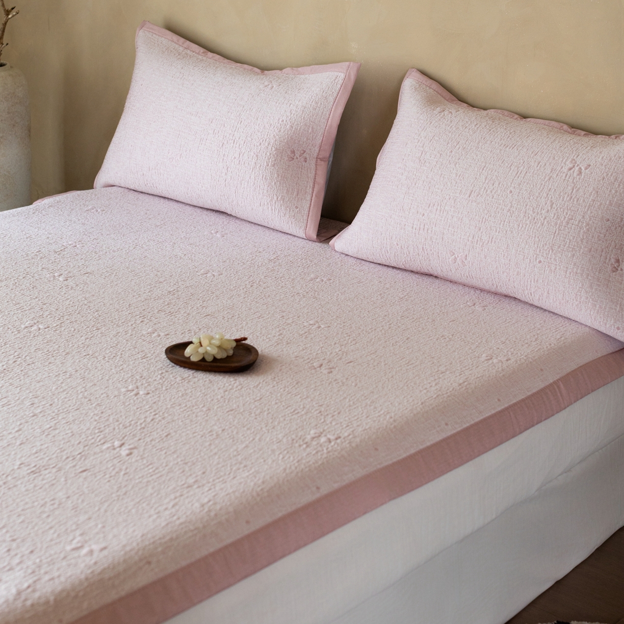 91家纺网 家纺一手货源 找家纺 云上 2026新款冷萃丝三明治凉感席凉席席子-蝴蝶结系列 蝴蝶结床席款-粉色