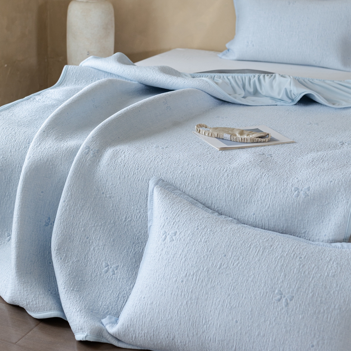 91家纺网 家纺一手货源 找家纺 云上 2026新款冷萃丝三明治凉感席凉席席子-蝴蝶结系列 蝴蝶结床笠款-蓝色