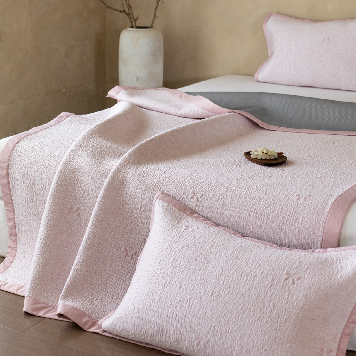 91家纺网 家纺一手货源 找家纺 云上 2026新款冷萃丝三明治凉感席凉席席子-蝴蝶结系列 蝴蝶结床席款-粉色