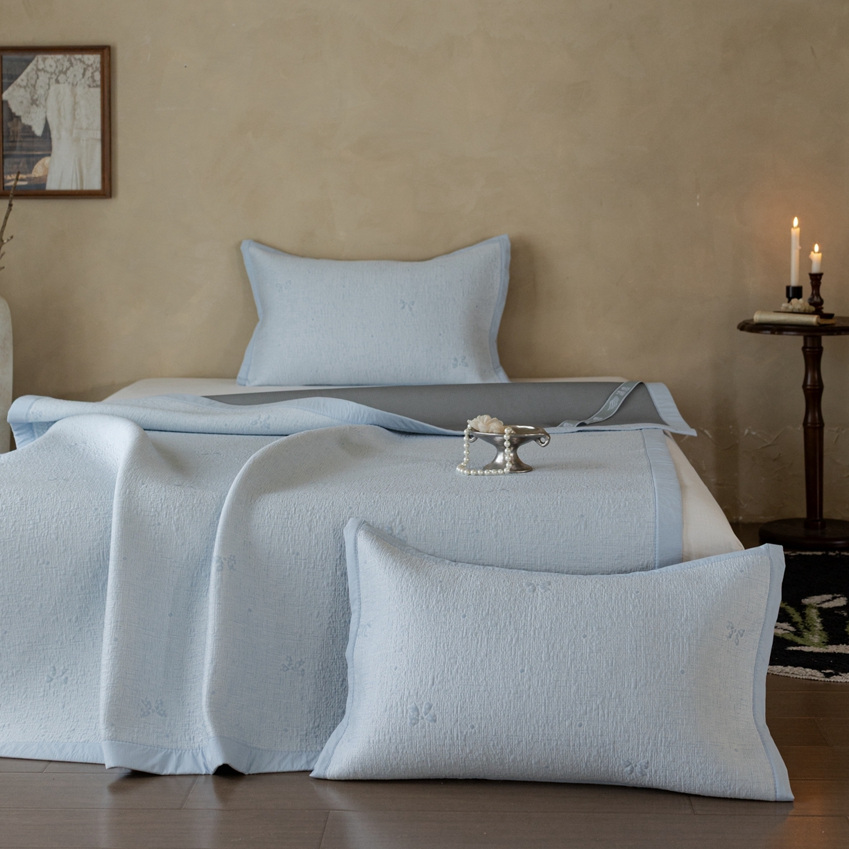 91家纺网 家纺一手货源 找家纺 云上 2026新款冷萃丝三明治凉感席凉席席子-蝴蝶结系列 蝴蝶结床席款-蓝色