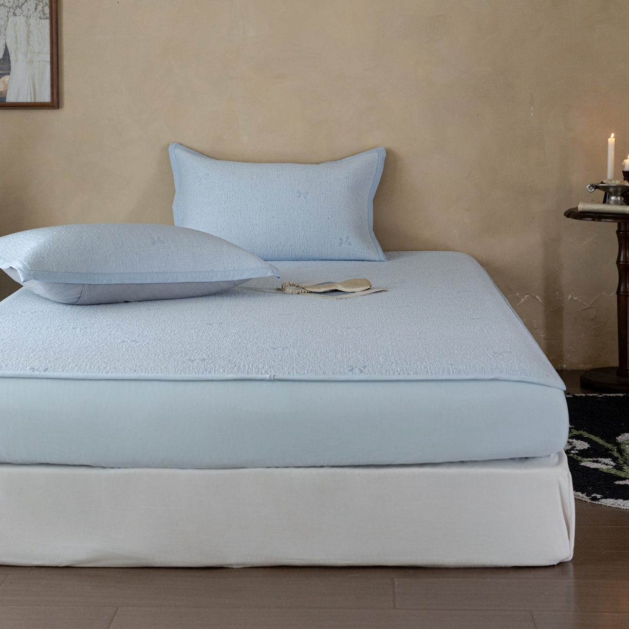 91家纺网 家纺一手货源 找家纺 云上 2026新款冷萃丝三明治凉感席凉席席子-蝴蝶结系列 蝴蝶结床笠款-蓝色