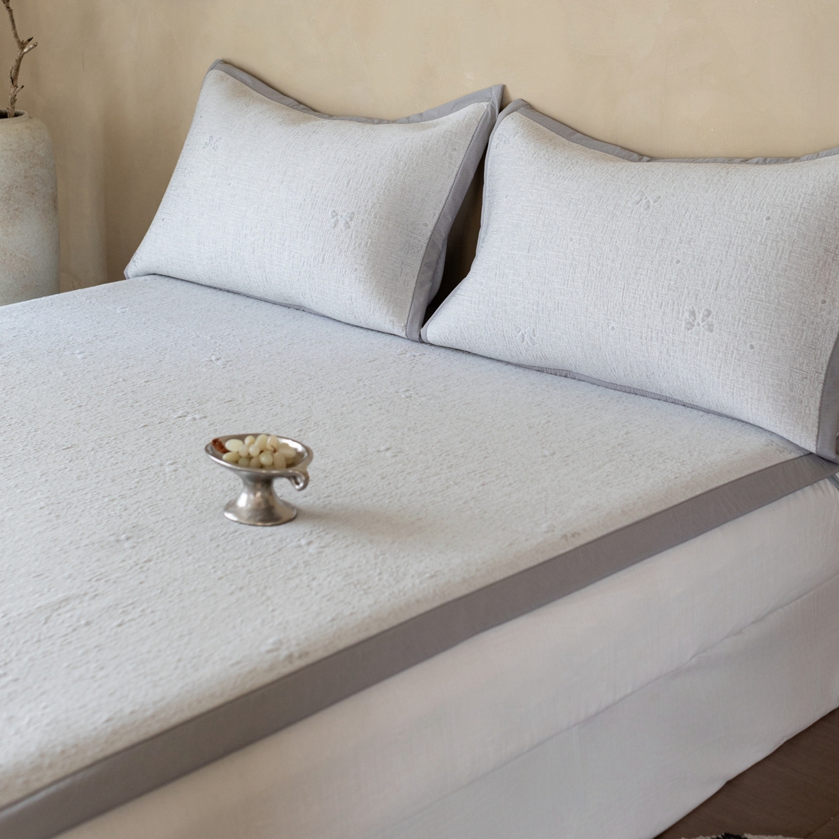 91家纺网 家纺一手货源 找家纺 云上 2026新款冷萃丝三明治凉感席凉席席子-蝴蝶结系列 蝴蝶结床席款-灰色