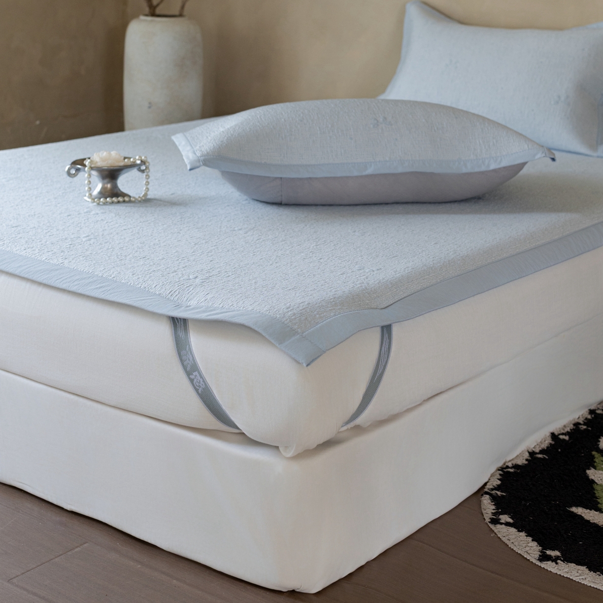 91家纺网 家纺一手货源 找家纺 云上 2026新款冷萃丝三明治凉感席凉席席子-蝴蝶结系列 蝴蝶结床席款-蓝色