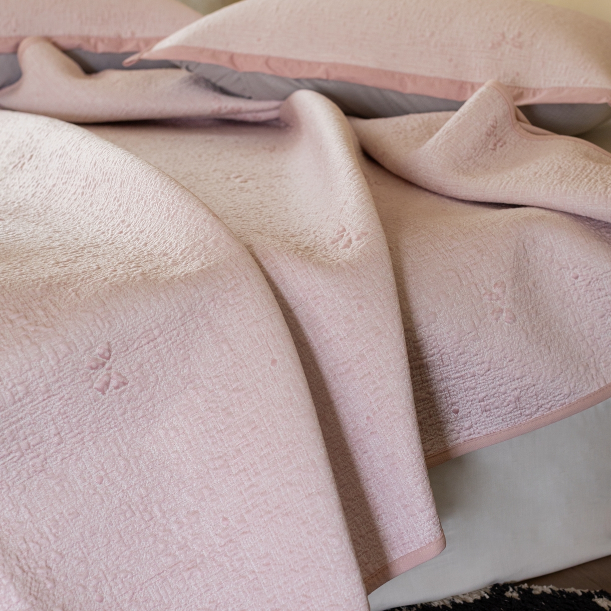 91家纺网 家纺一手货源 找家纺 （总）云上 2026新款冷萃丝三明治凉感席凉席席子-蝴蝶结系列