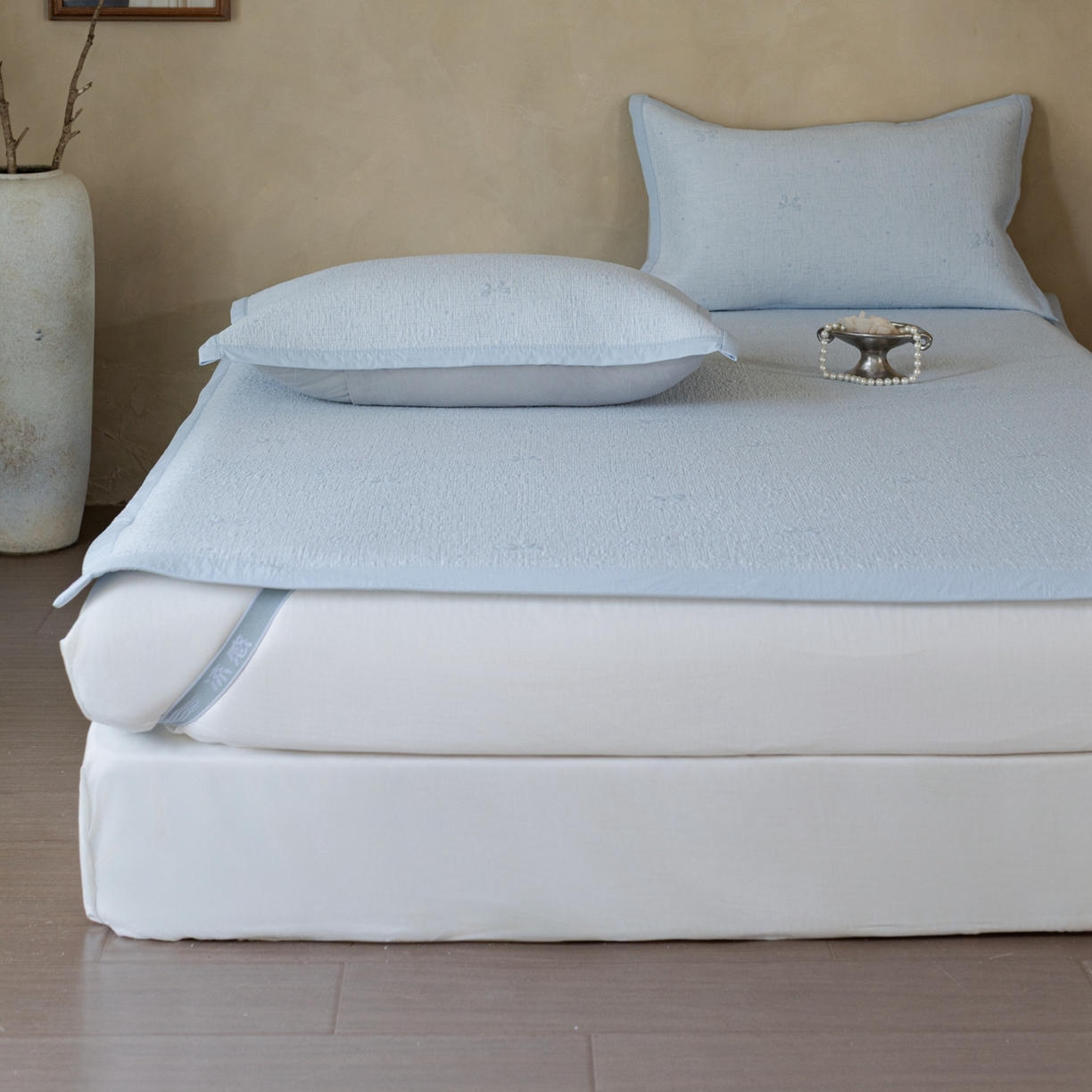 91家纺网 家纺一手货源 找家纺 云上 2026新款冷萃丝三明治凉感席凉席席子-蝴蝶结系列 蝴蝶结床席款-蓝色