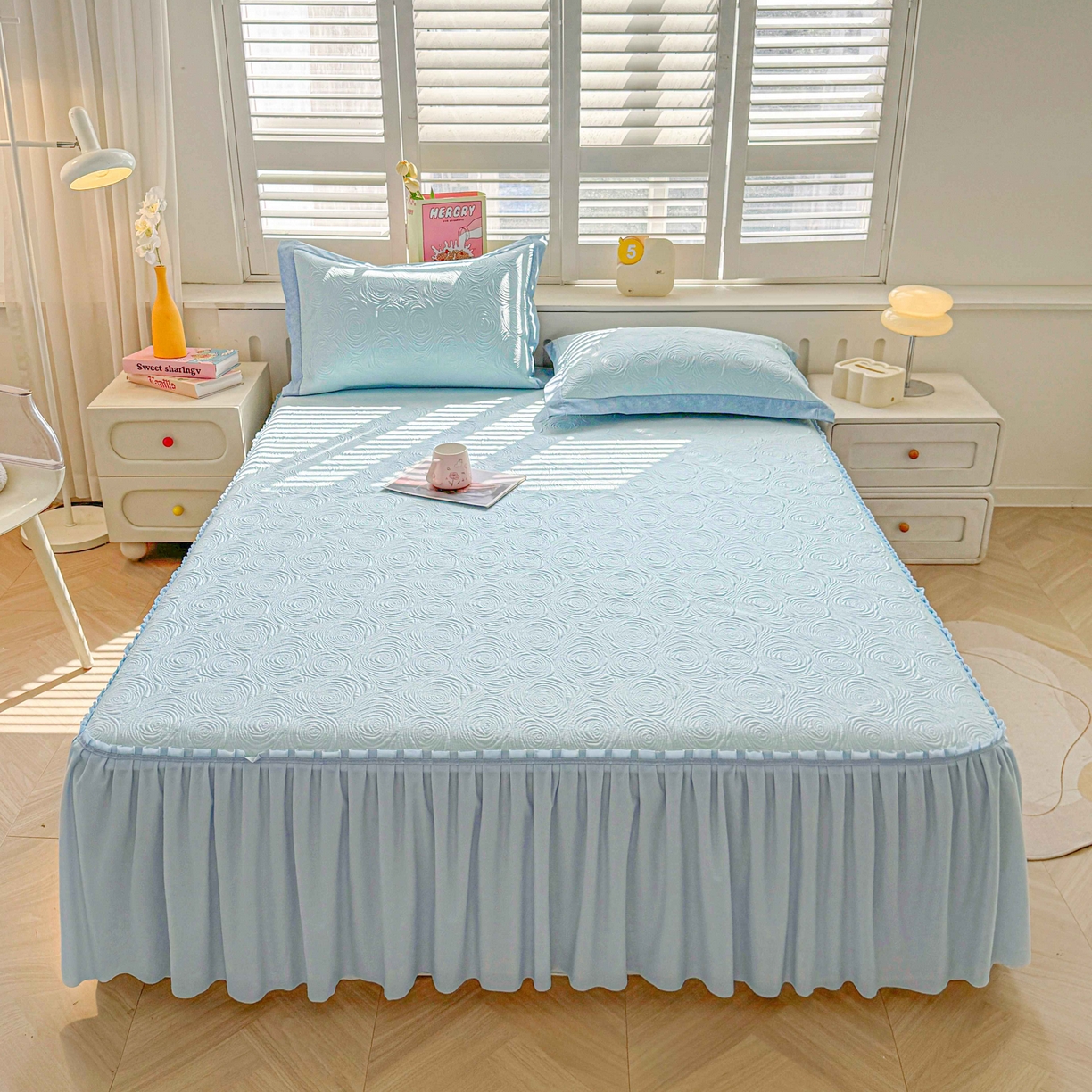 91家纺网 家纺一手货源 找家纺 席匠 2026新款云柔玫瑰系列平铺款床裙款凉席席子 湖水蓝-床裙款