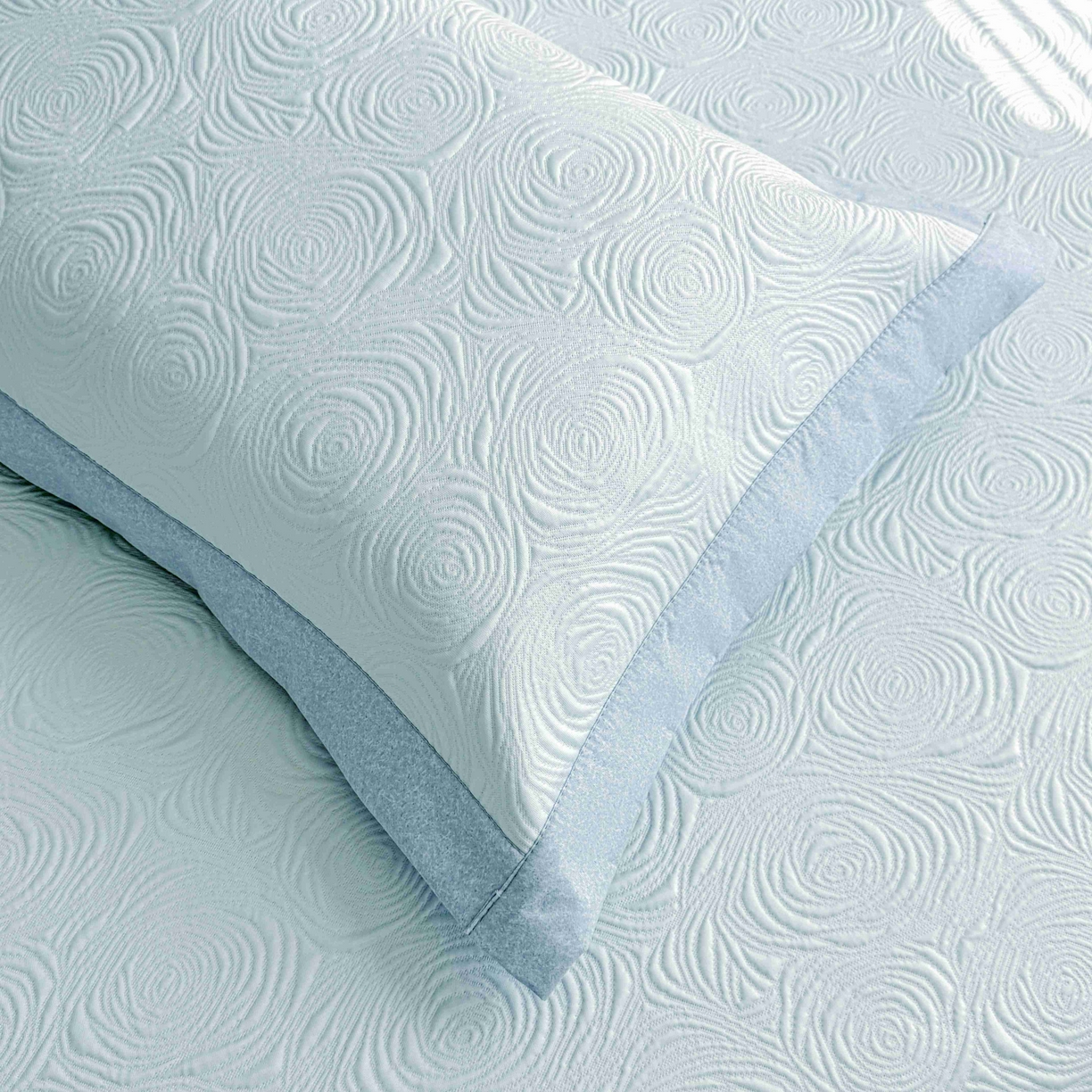 91家纺网 家纺一手货源 找家纺 席匠 2026新款云柔玫瑰系列平铺款床裙款凉席席子 湖水蓝-床裙款