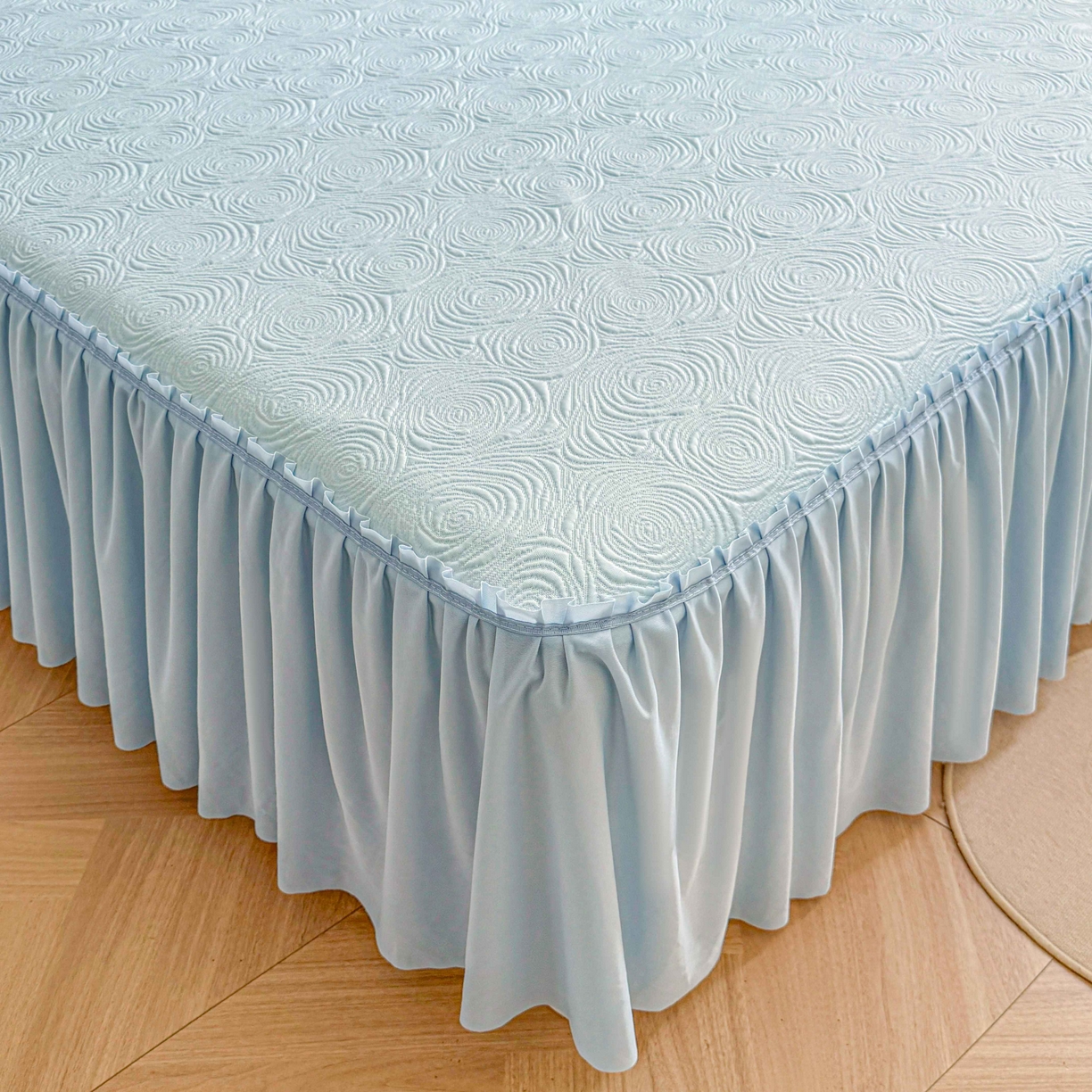 91家纺网 家纺一手货源 找家纺 席匠 2026新款云柔玫瑰系列平铺款床裙款凉席席子 湖水蓝-床裙款