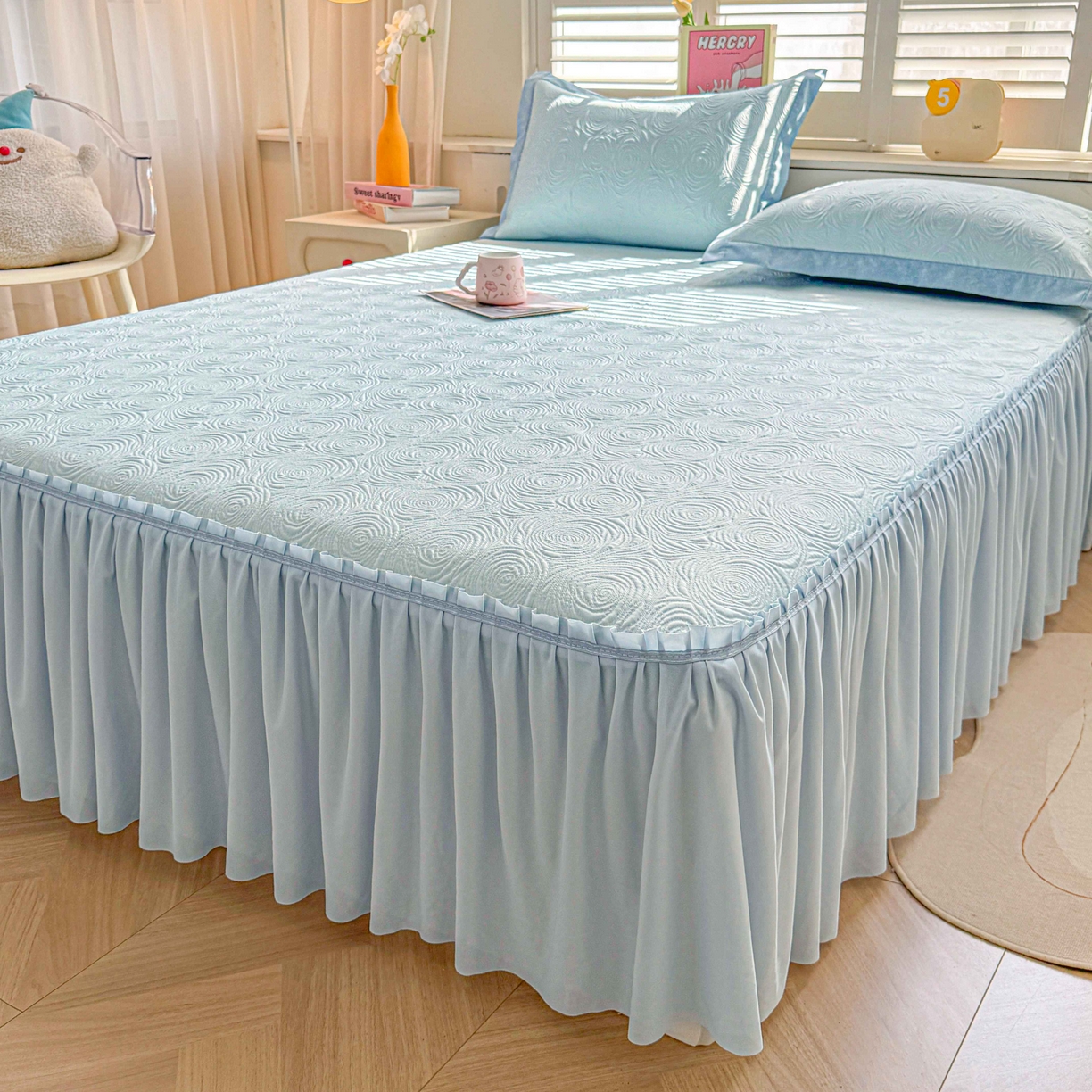 91家纺网 家纺一手货源 找家纺 席匠 2026新款云柔玫瑰系列平铺款床裙款凉席席子 湖水蓝-床裙款