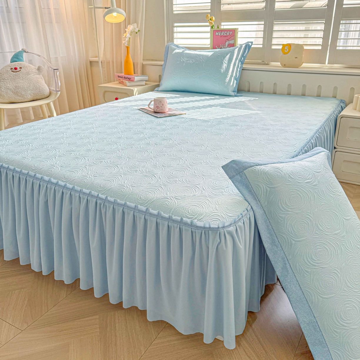 91家纺网 家纺一手货源 找家纺 席匠 2026新款云柔玫瑰系列平铺款床裙款凉席席子 湖水蓝-床裙款