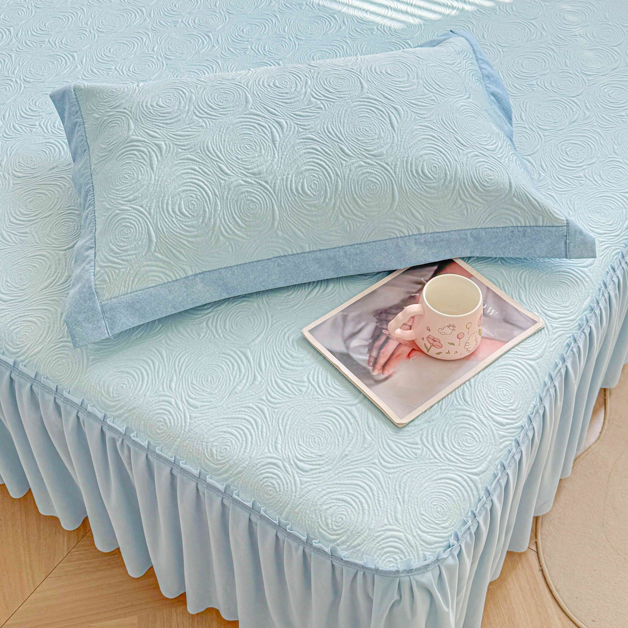 91家纺网 家纺一手货源 找家纺 席匠 2026新款云柔玫瑰系列平铺款床裙款凉席席子 湖水蓝-床裙款