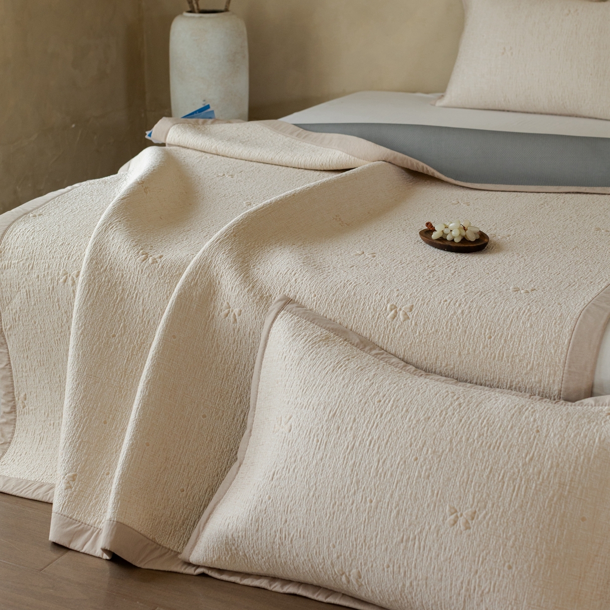 91家纺网 家纺一手货源 找家纺 云上 2026新款冷萃丝三明治凉感席凉席席子-蝴蝶结系列 蝴蝶结床席款-香槟色