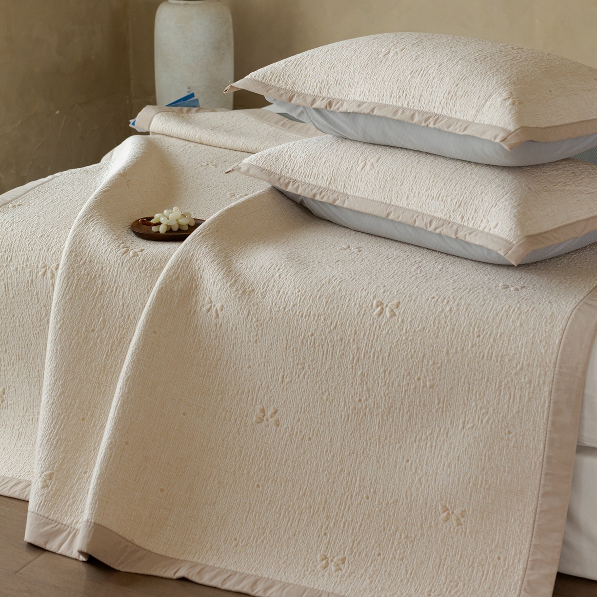 91家纺网 家纺一手货源 找家纺 云上 2026新款冷萃丝三明治凉感席凉席席子-蝴蝶结系列 蝴蝶结床席款-香槟色