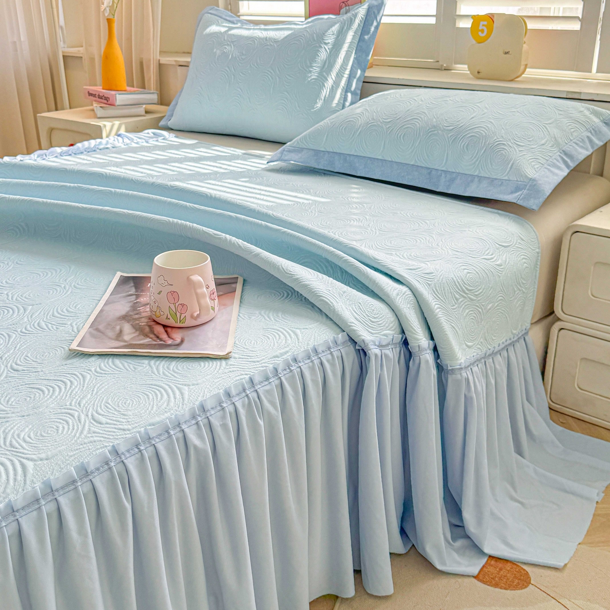 91家纺网 家纺一手货源 找家纺 席匠 2026新款云柔玫瑰系列平铺款床裙款凉席席子 湖水蓝-床裙款