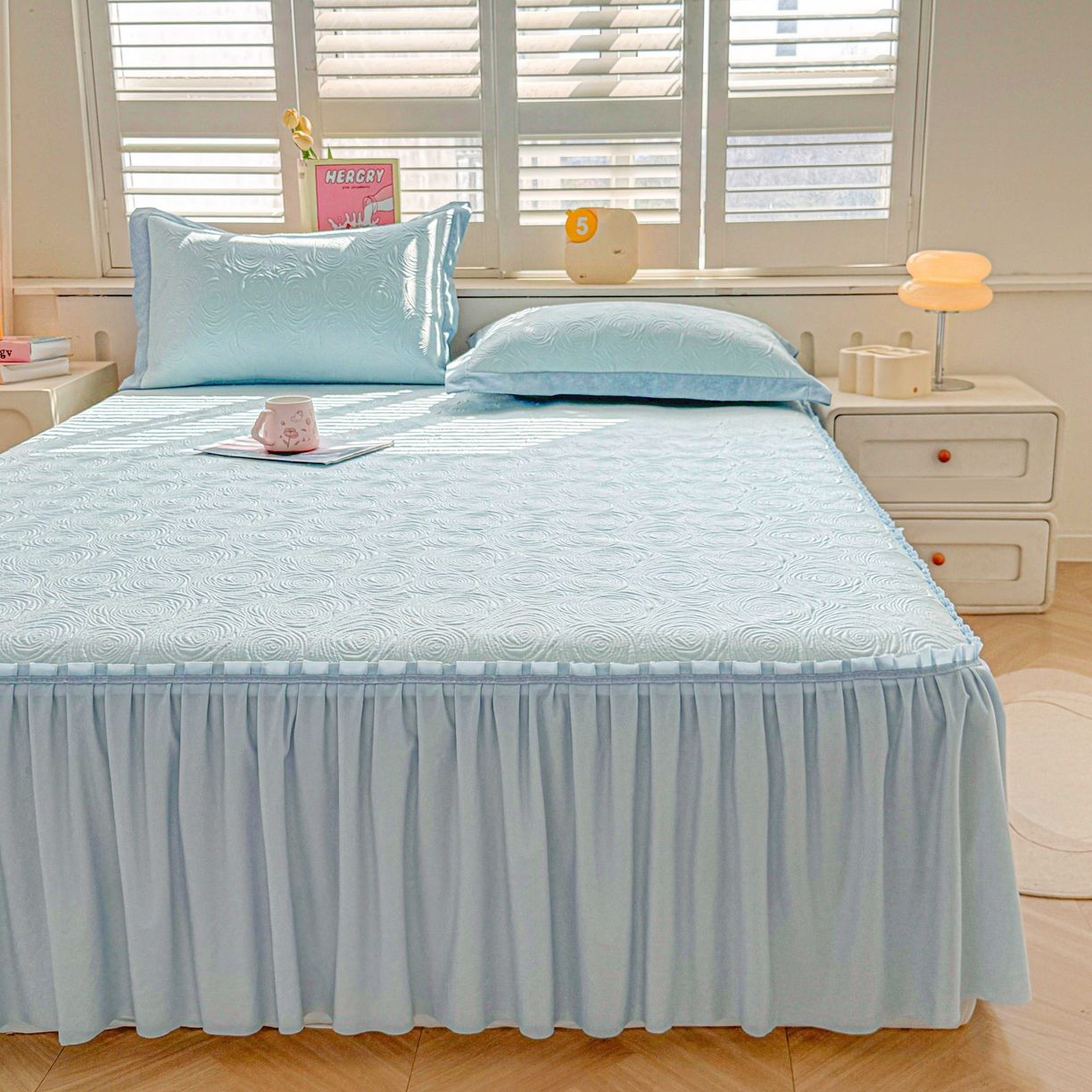 91家纺网 家纺一手货源 找家纺 席匠 2026新款云柔玫瑰系列平铺款床裙款凉席席子 湖水蓝-床裙款