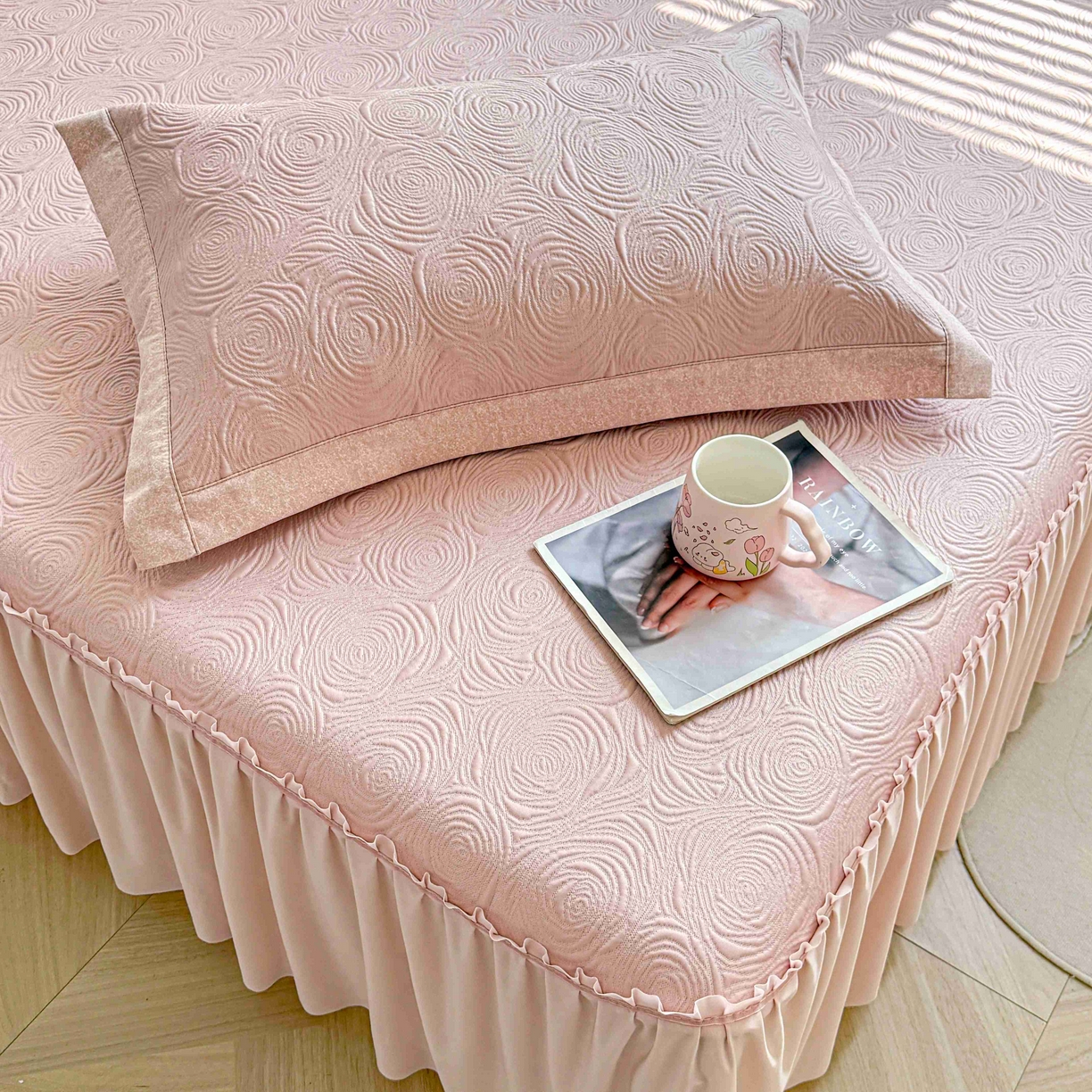 91家纺网 家纺一手货源 找家纺 席匠 2026新款云柔玫瑰系列平铺款床裙款凉席席子 樱花粉-床裙款