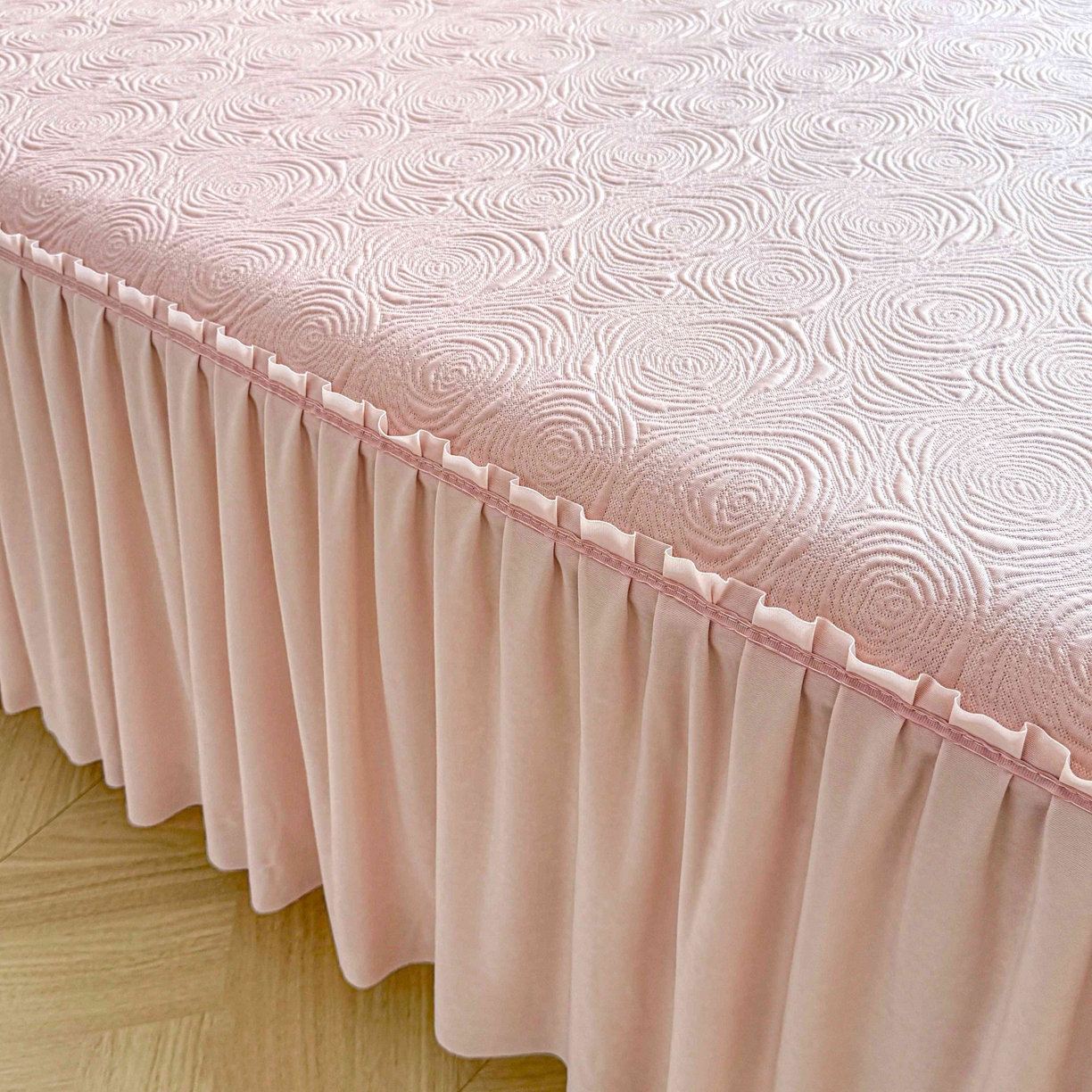 91家纺网 家纺一手货源 找家纺 席匠 2026新款云柔玫瑰系列平铺款床裙款凉席席子 樱花粉-床裙款