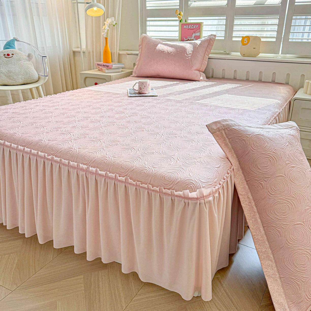 91家纺网 家纺一手货源 找家纺 席匠 2026新款云柔玫瑰系列平铺款床裙款凉席席子 樱花粉-床裙款