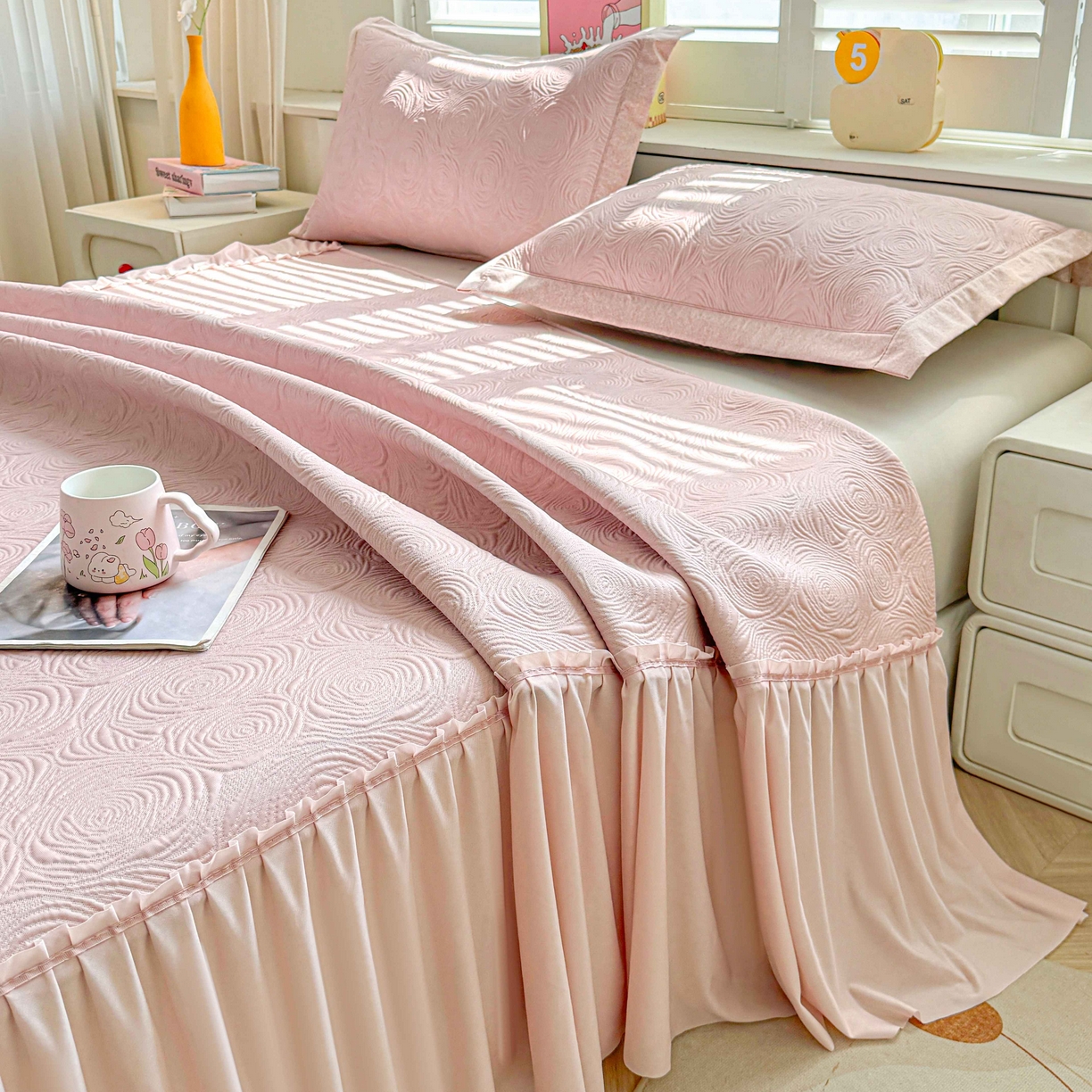 91家纺网 家纺一手货源 找家纺 席匠 2026新款云柔玫瑰系列平铺款床裙款凉席席子 樱花粉-床裙款