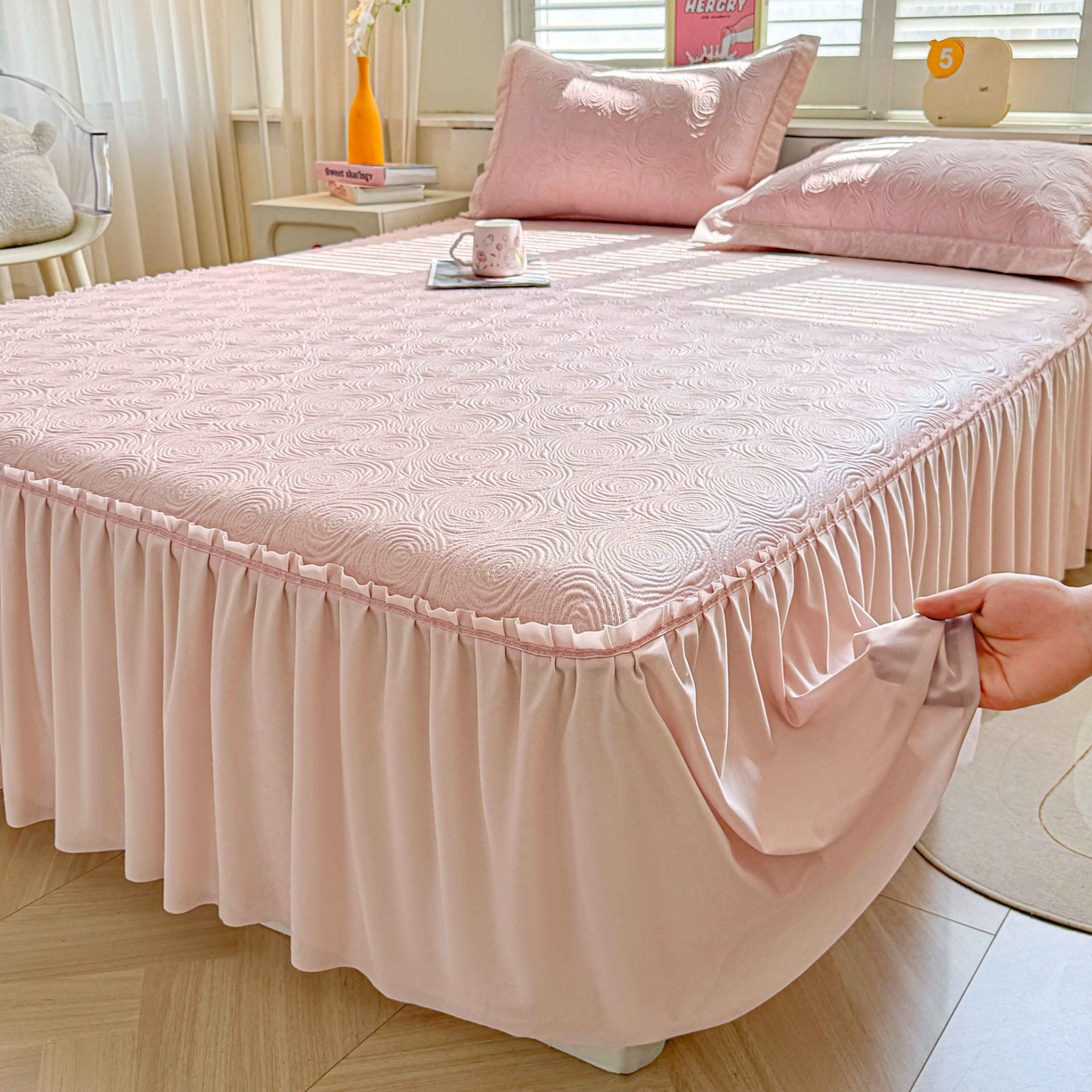 91家纺网 家纺一手货源 找家纺 席匠 2026新款云柔玫瑰系列平铺款床裙款凉席席子 樱花粉-床裙款