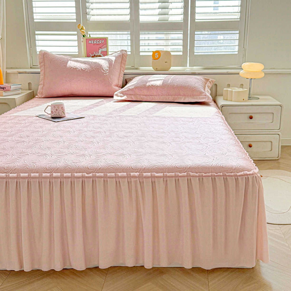 91家纺网 家纺一手货源 找家纺 席匠 2026新款云柔玫瑰系列平铺款床裙款凉席席子 樱花粉-床裙款