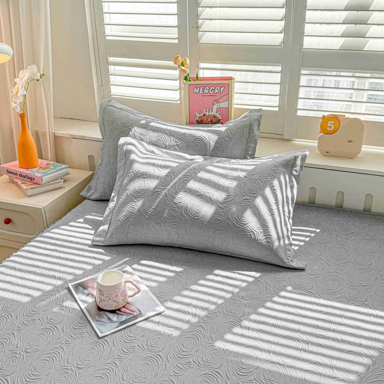 91家纺网 家纺一手货源 找家纺 席匠 2026新款云柔玫瑰系列平铺款床裙款凉席席子 云烟灰-床裙款